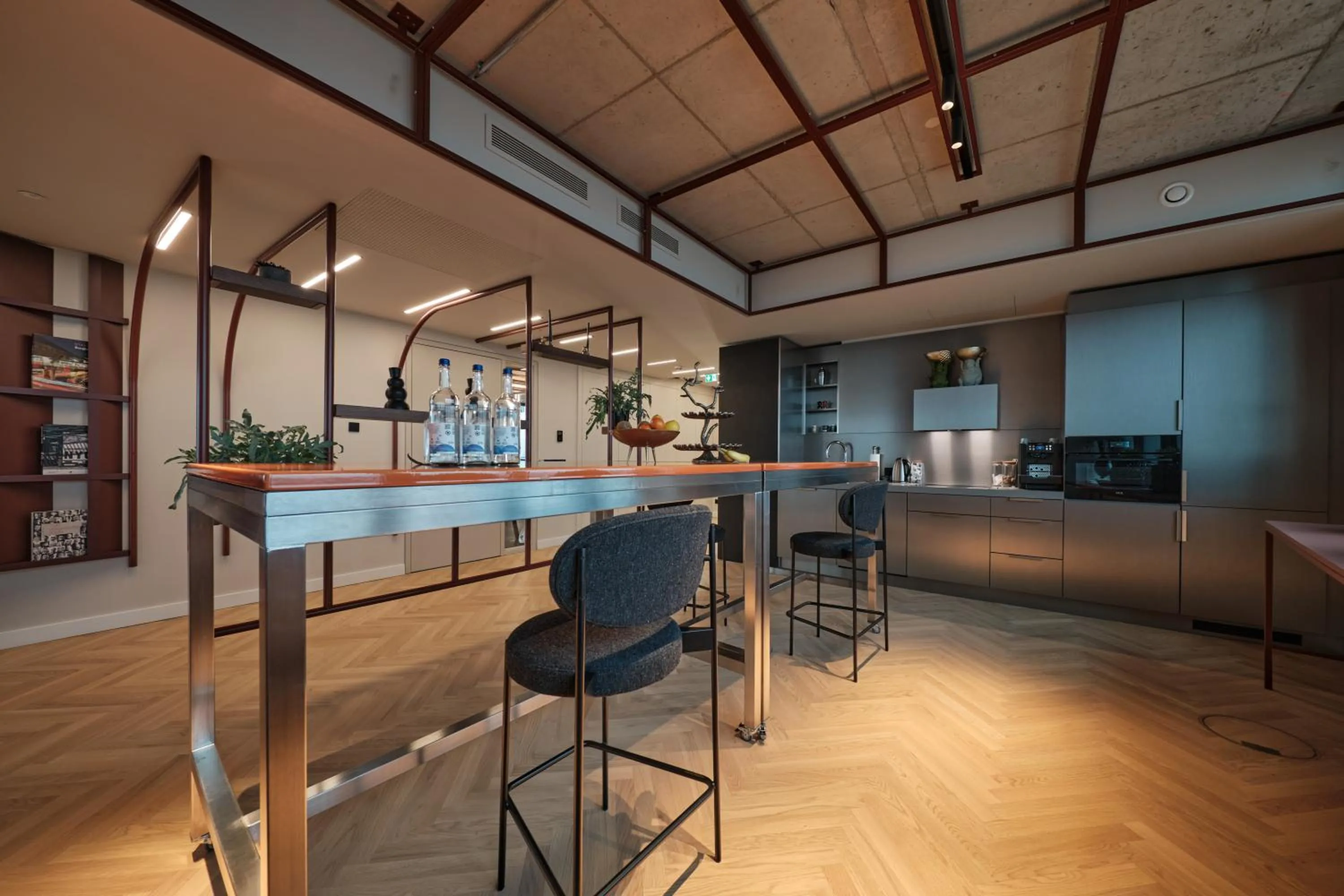 Communal lounge/ TV room in The Zipper Hotel und Apartments