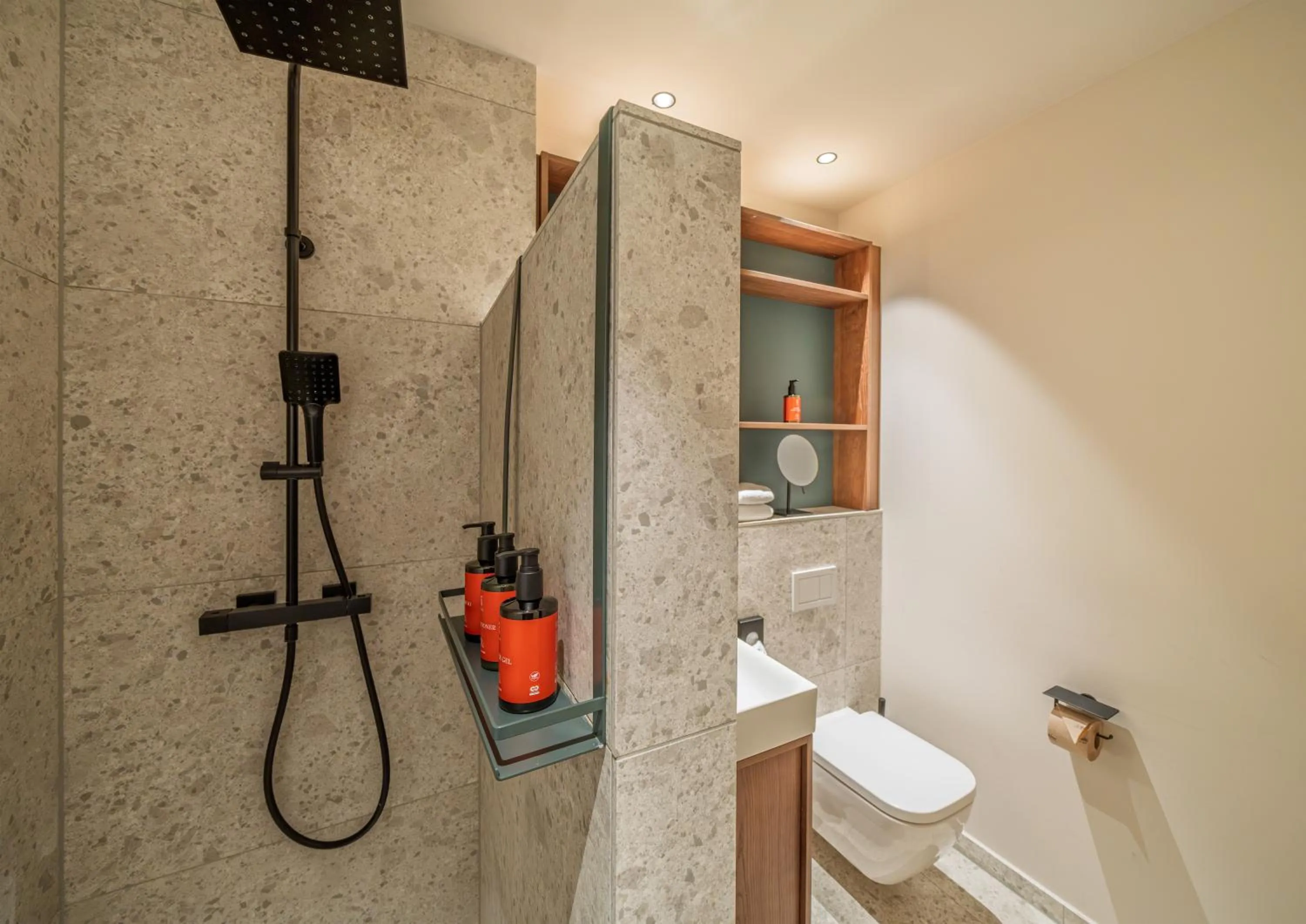 Shower in The Zipper Hotel und Apartments