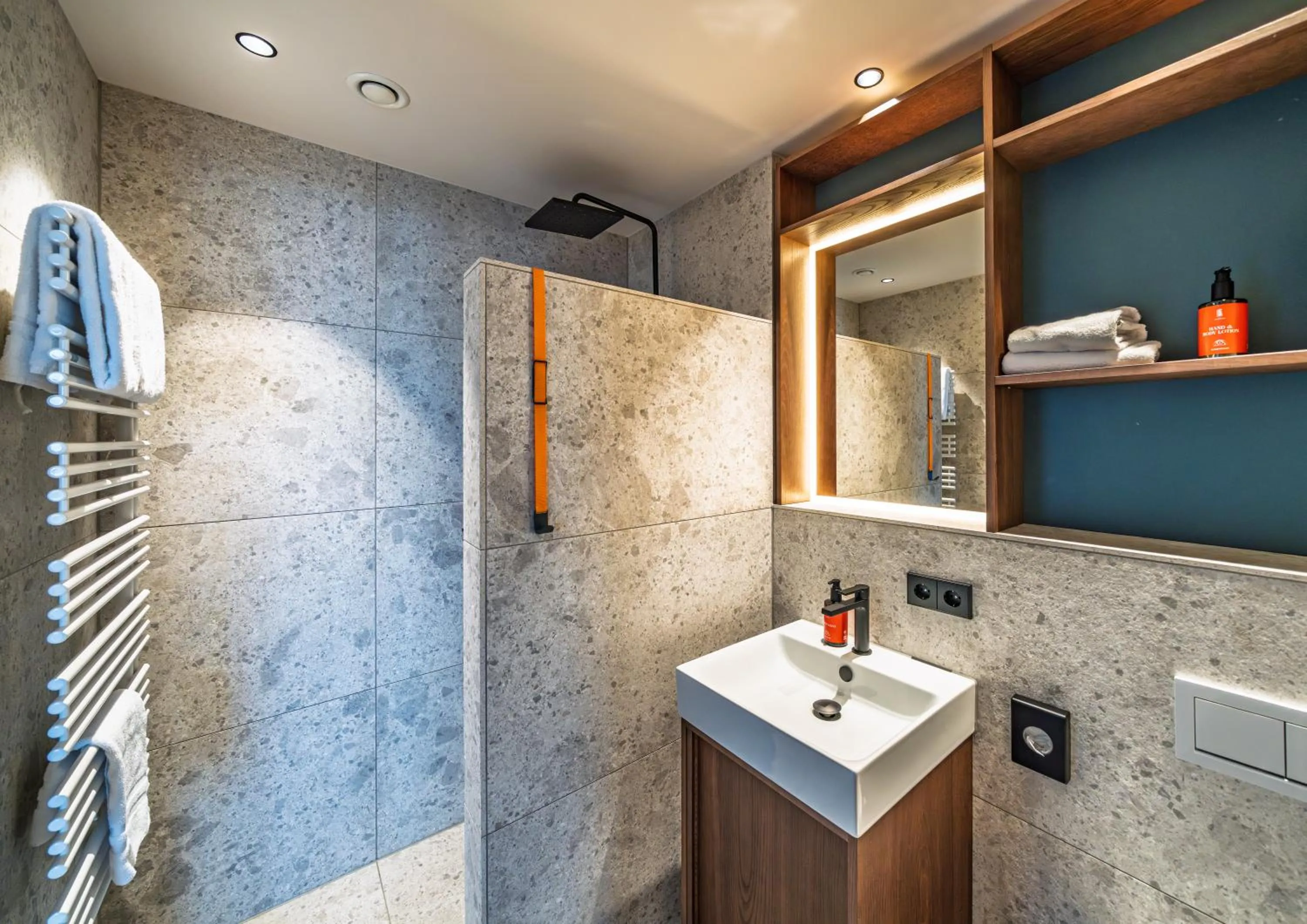 Shower in The Zipper Hotel und Apartments