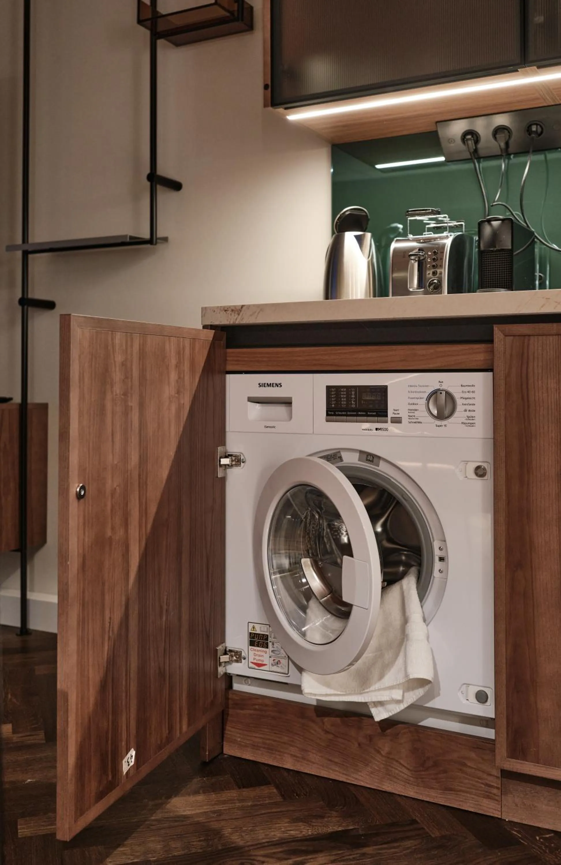 washing machine in The Zipper Hotel und Apartments