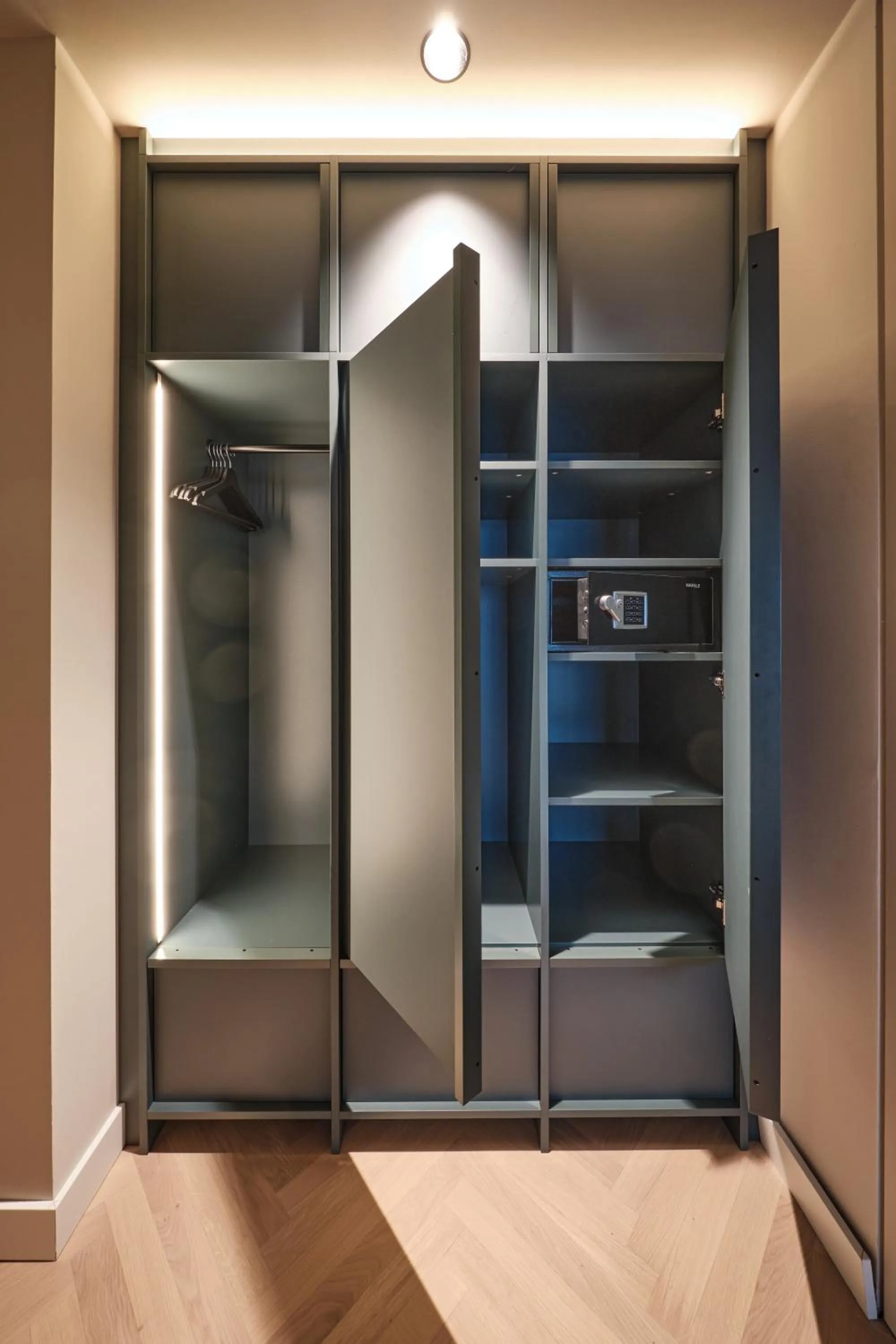 wardrobe in The Zipper Hotel und Apartments