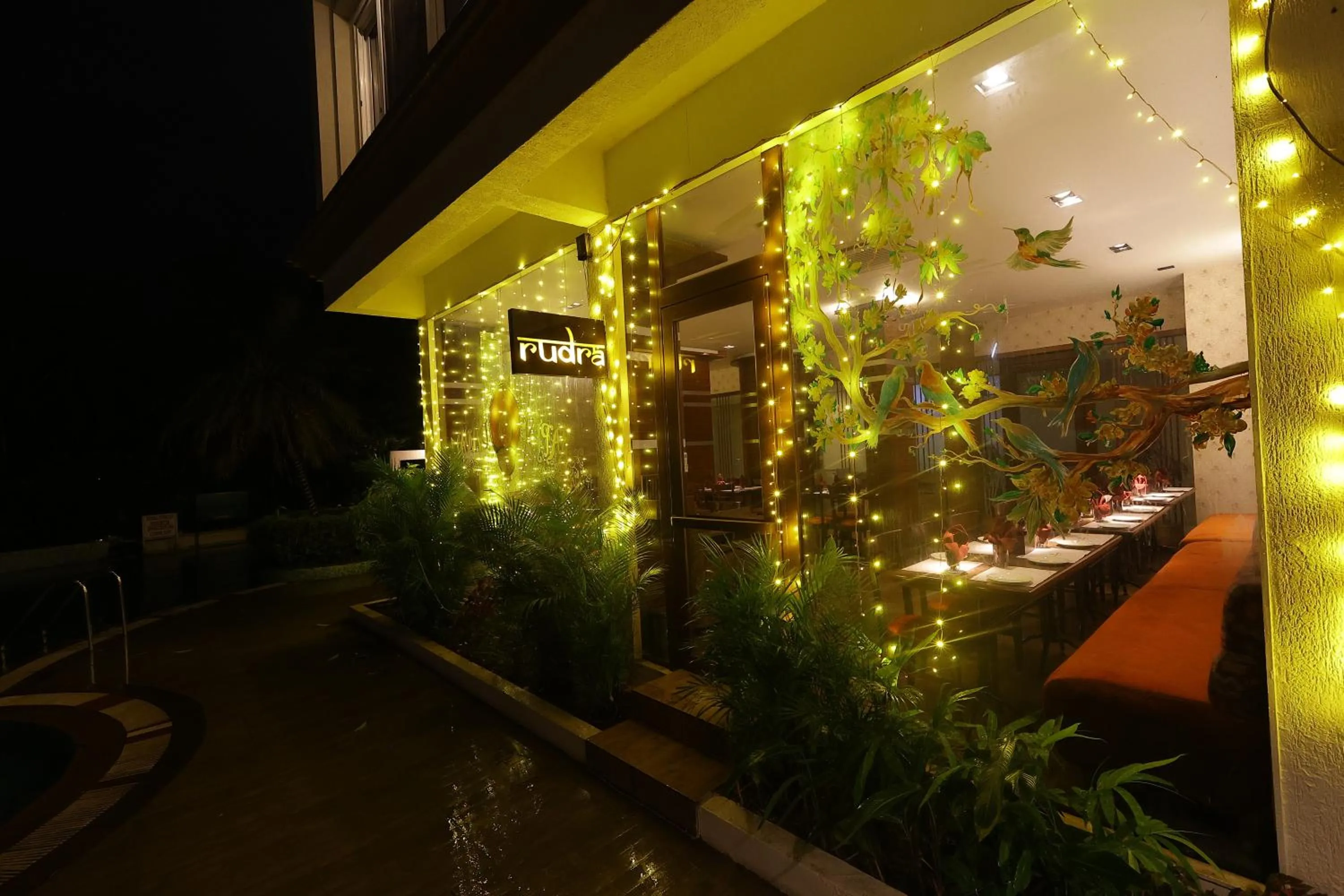 Restaurant/places to eat in Kailash Parbat