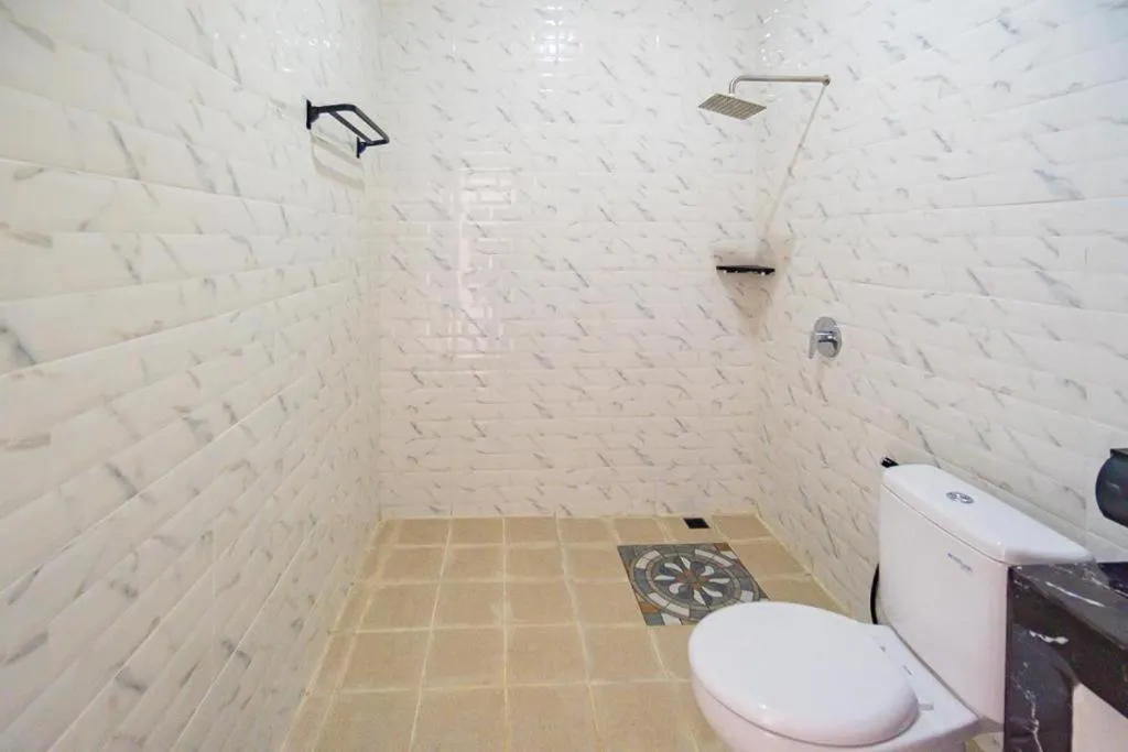 Shower in Bagas Bagus Guesthouse