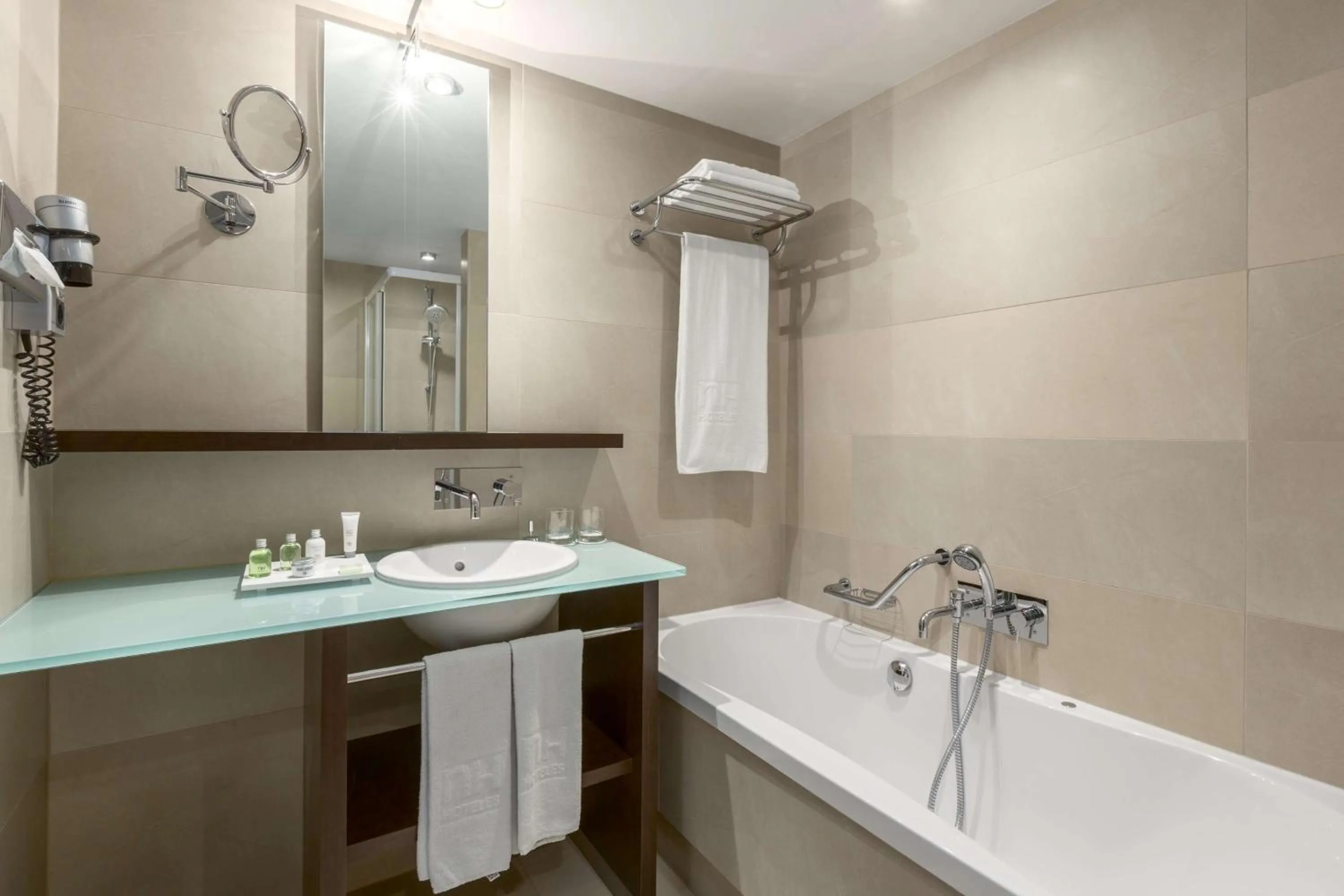 Bathroom in NH Amsterdam Schiphol Airport