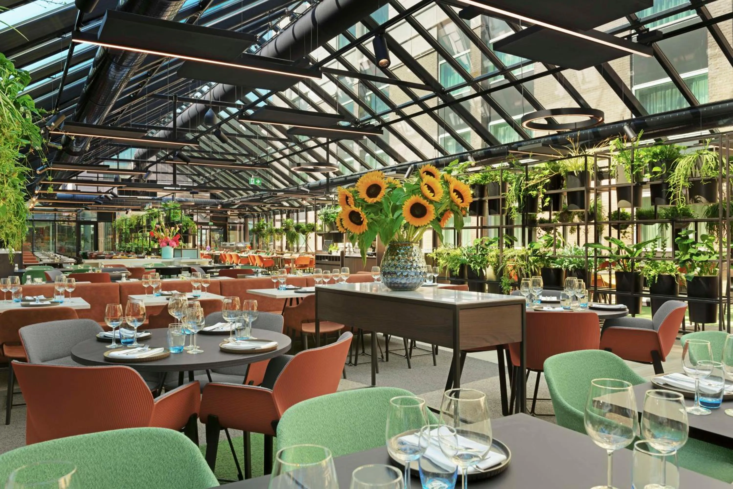 Restaurant/places to eat in NH Amsterdam Schiphol Airport