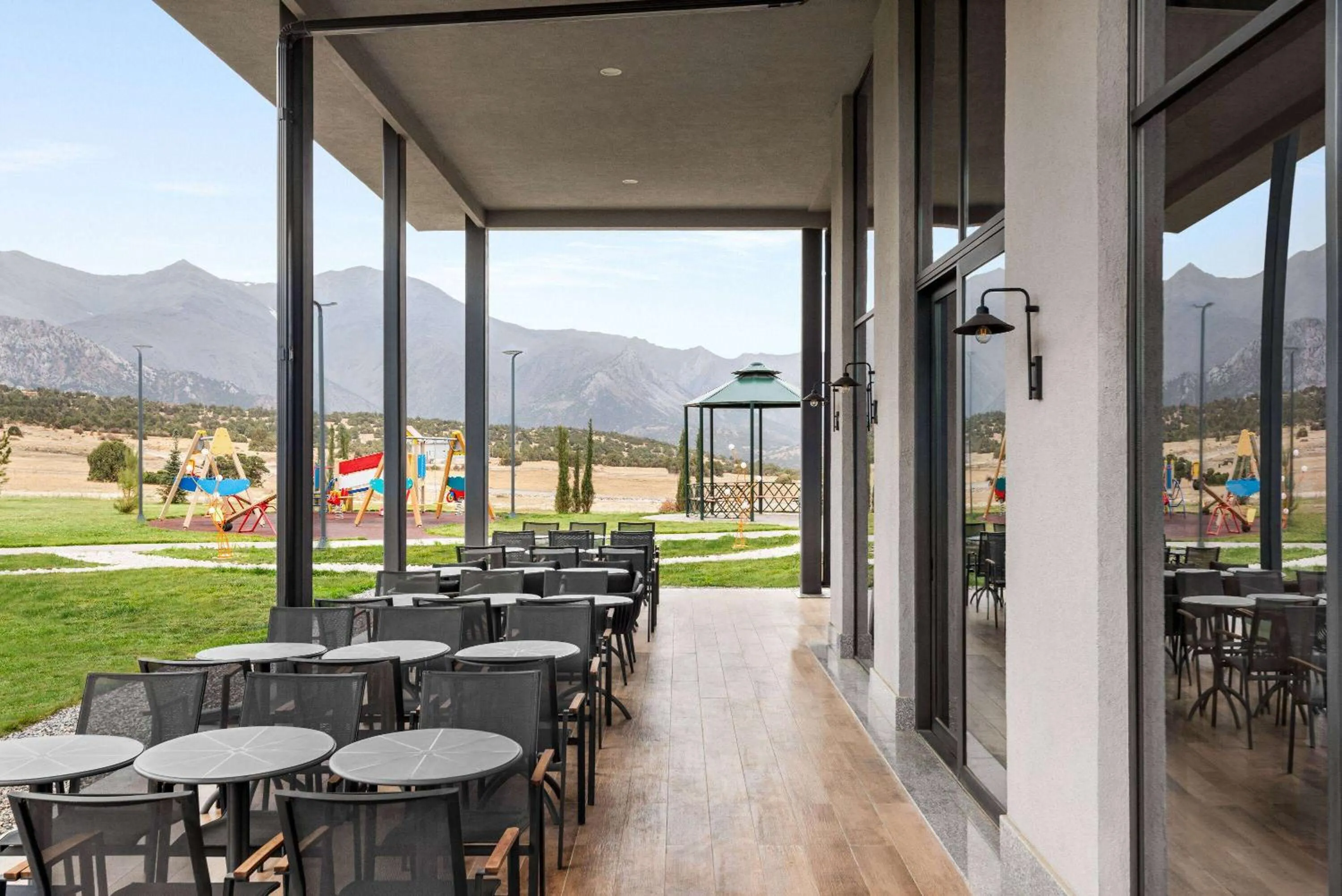 Restaurant/places to eat in Ramada Encore by Wyndham Zomin