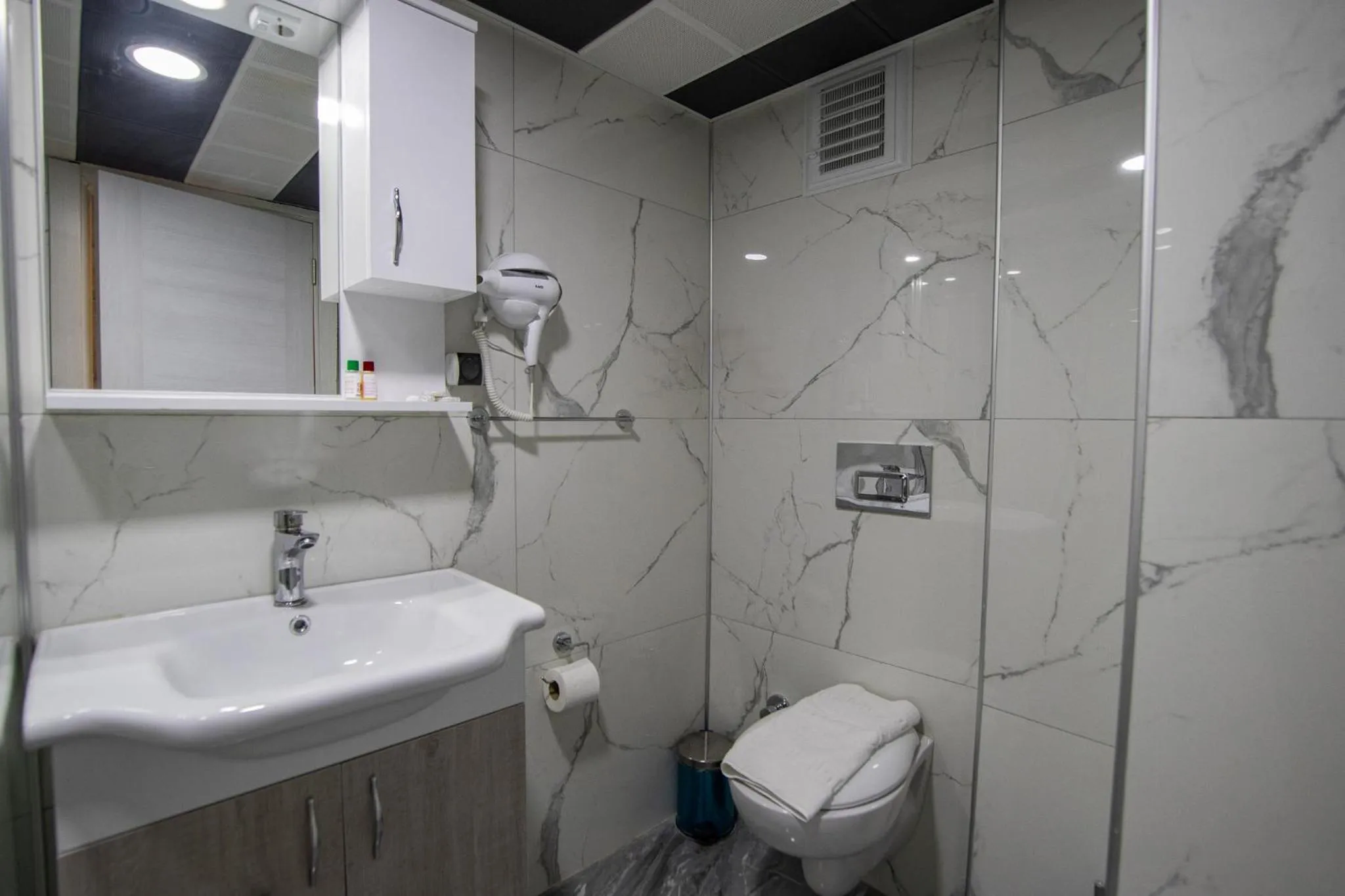 Bathroom in Emilia Otel