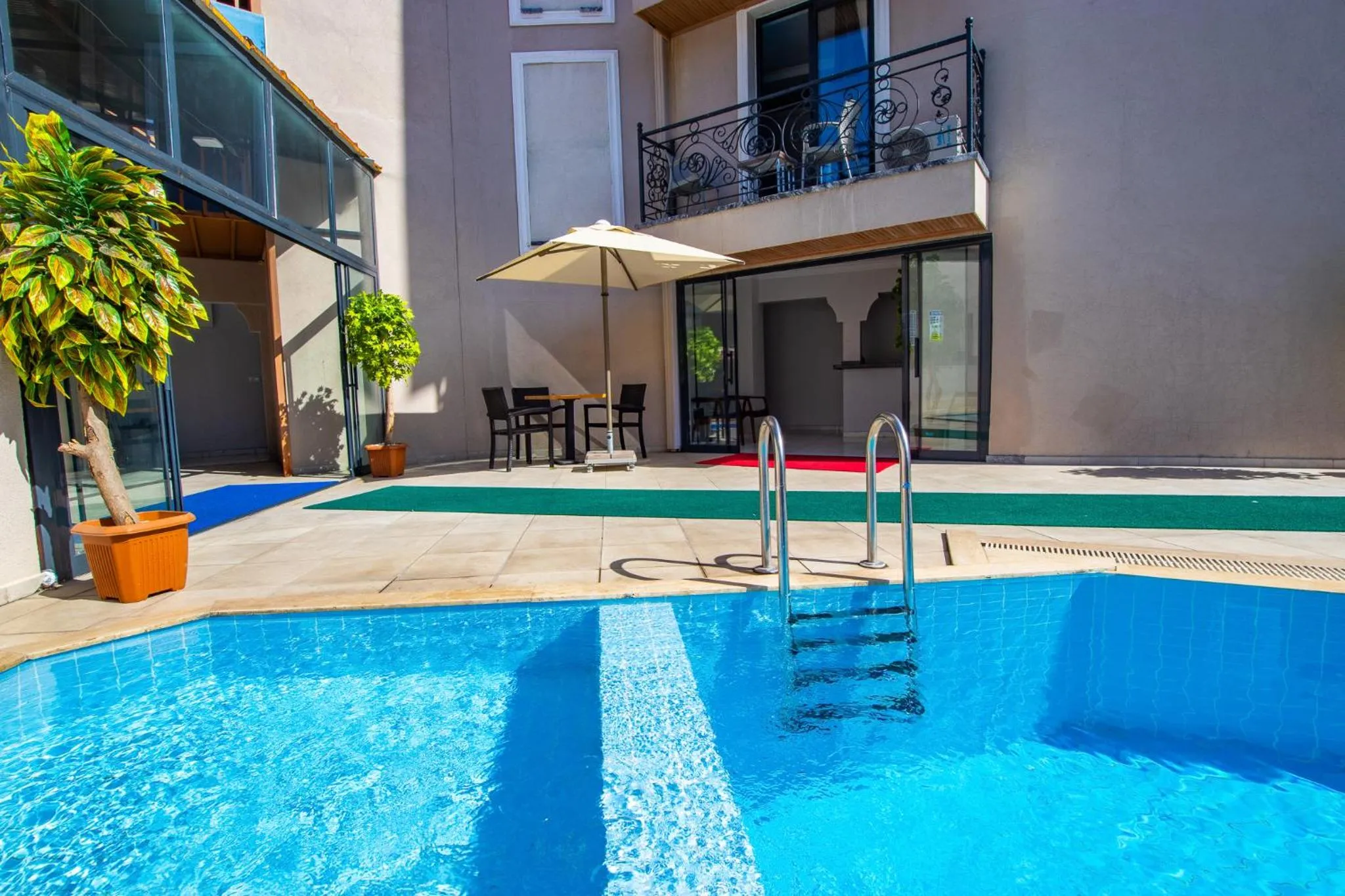 Swimming pool in Emilia Otel