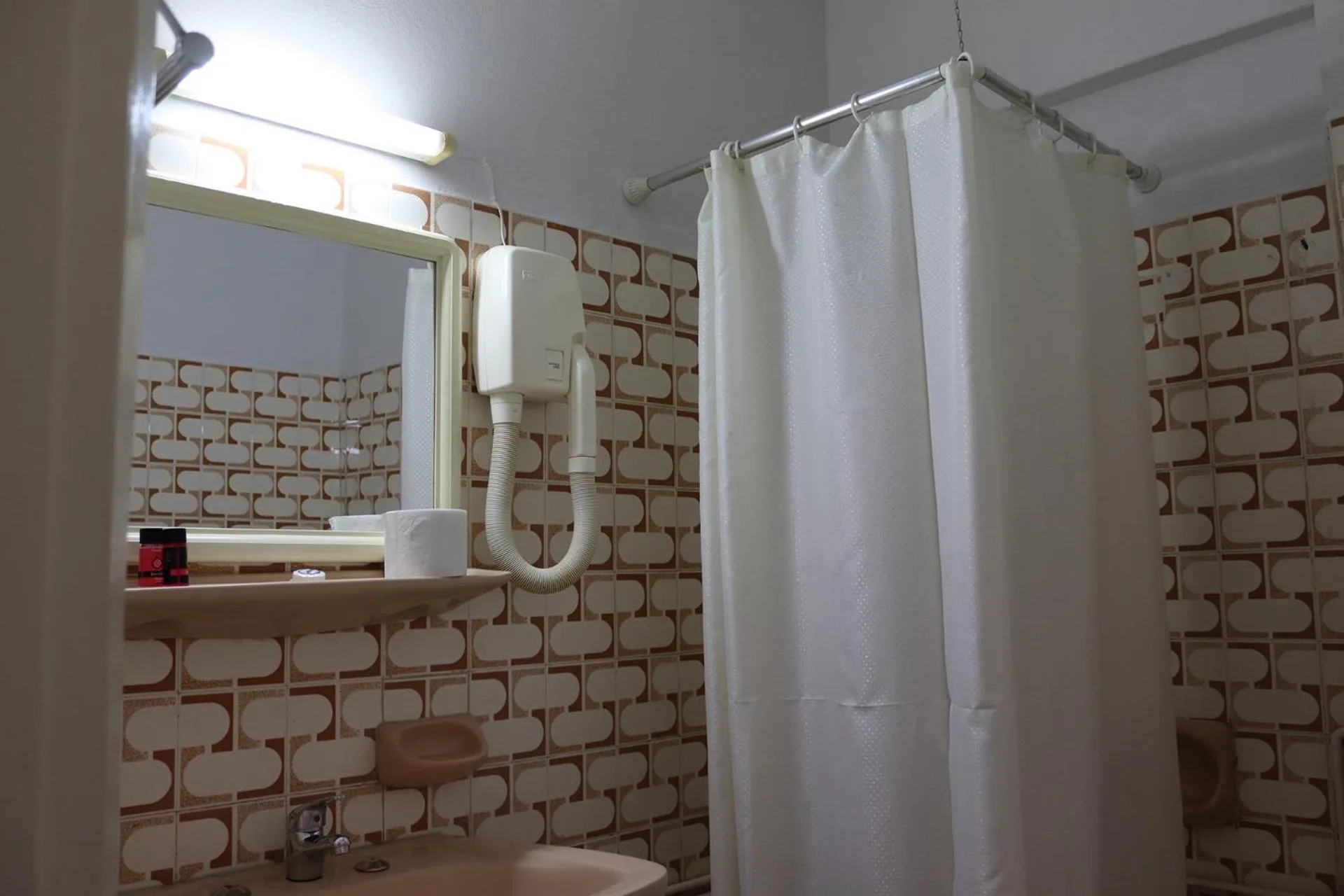 Shower in Hotel Theoxenia