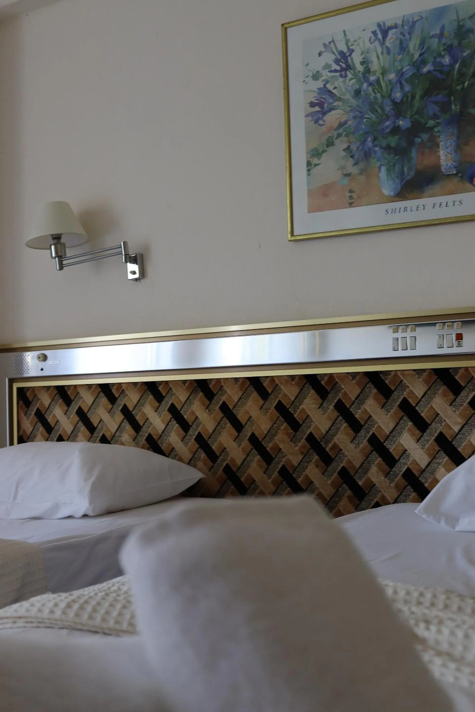 Bed in Hotel Theoxenia