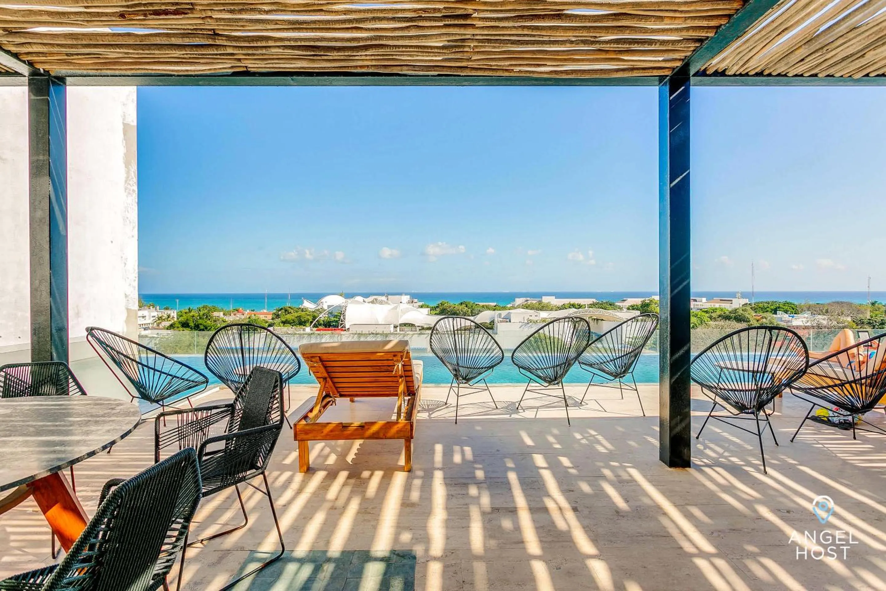 Day in NEW Downtown Stay with Oceanview Roof Pool and Gym plus Cafe