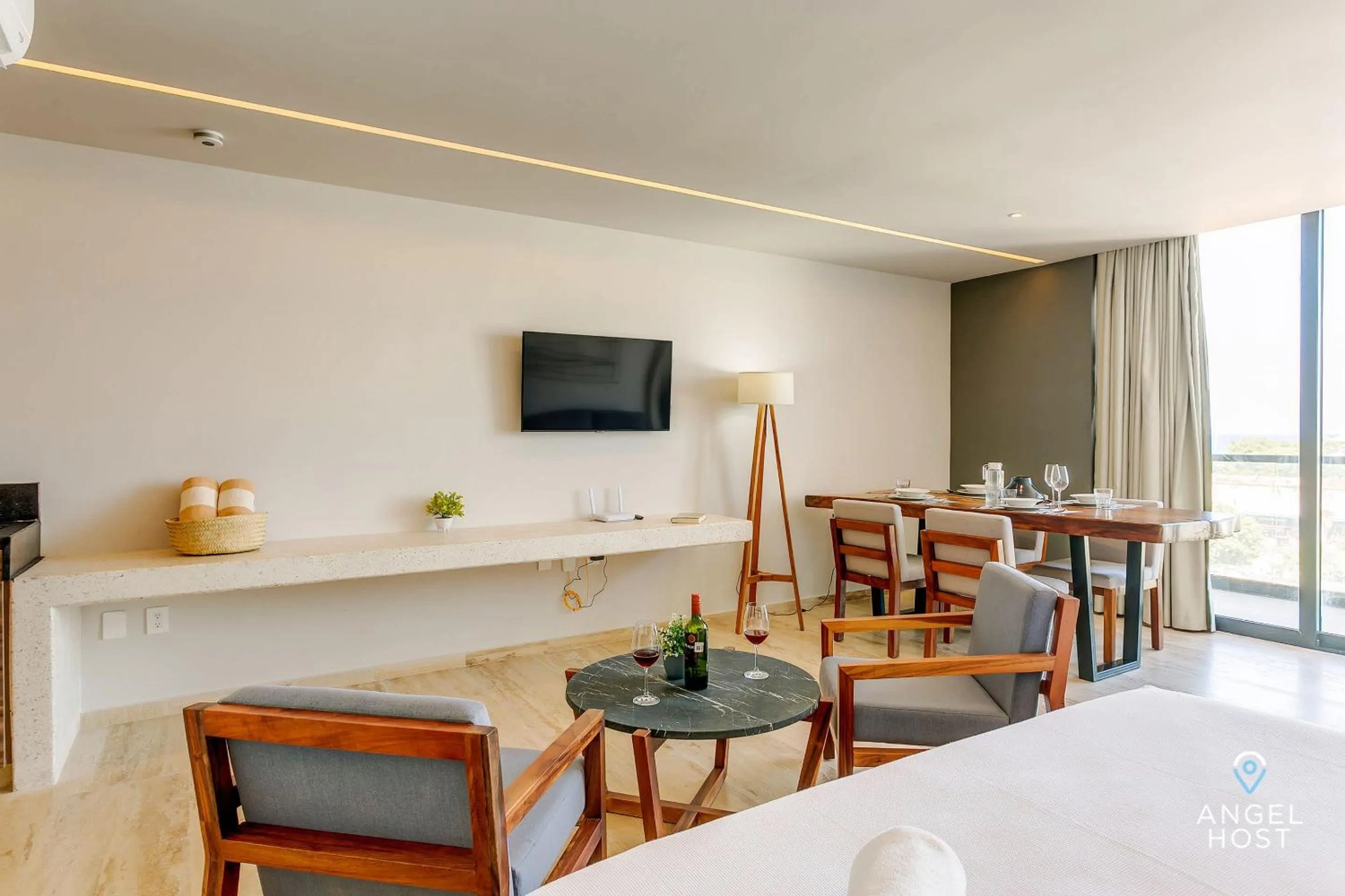 TV and multimedia in NEW Downtown Stay with Oceanview Roof Pool and Gym plus Cafe