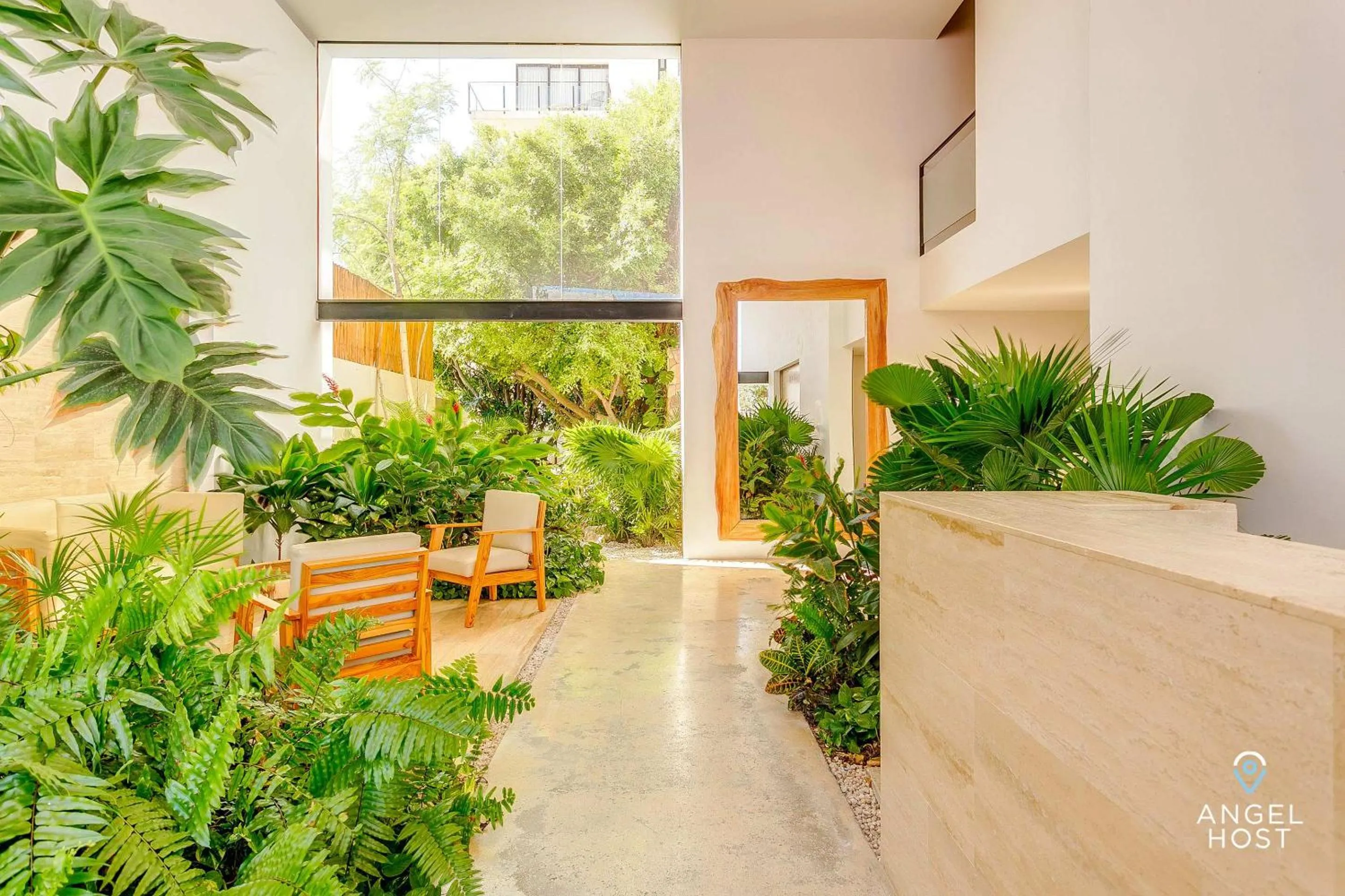 Day in NEW Downtown Stay with Oceanview Roof Pool and Gym plus Cafe