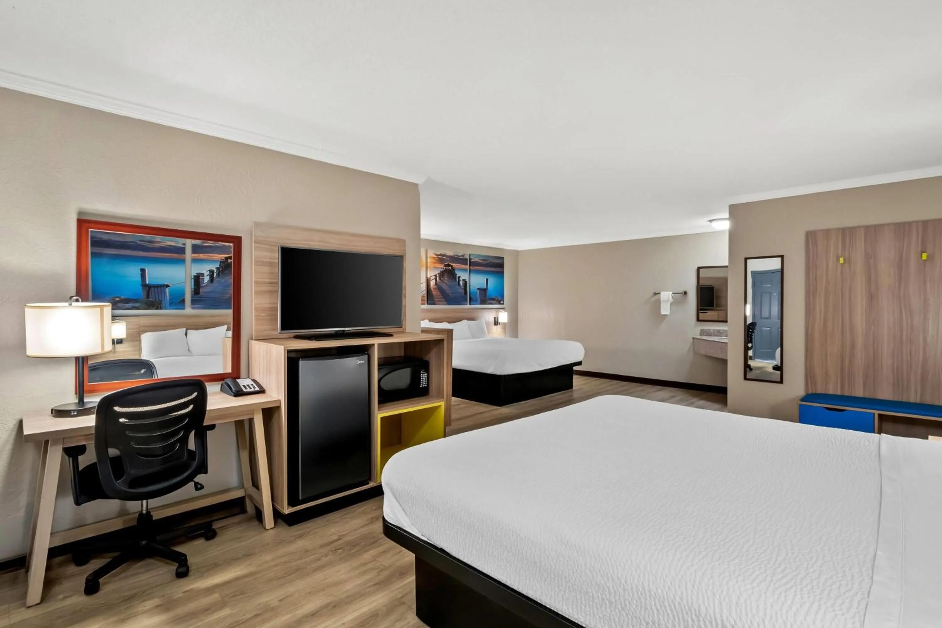 Photo of the whole room, Bed in Days Inn by Wyndham Whitmore Lake Near Ann Arbor And Brighton