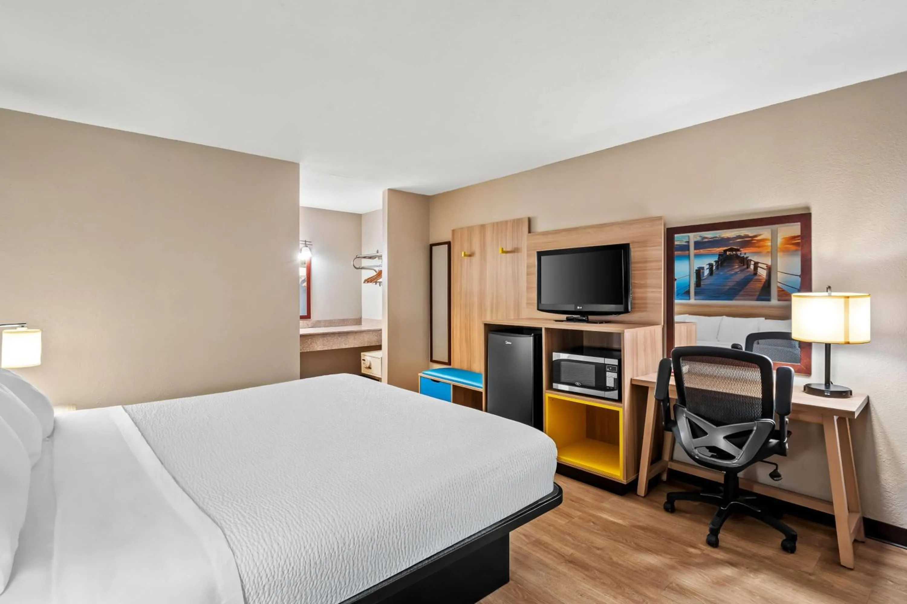 Bed in Days Inn by Wyndham Whitmore Lake Near Ann Arbor And Brighton