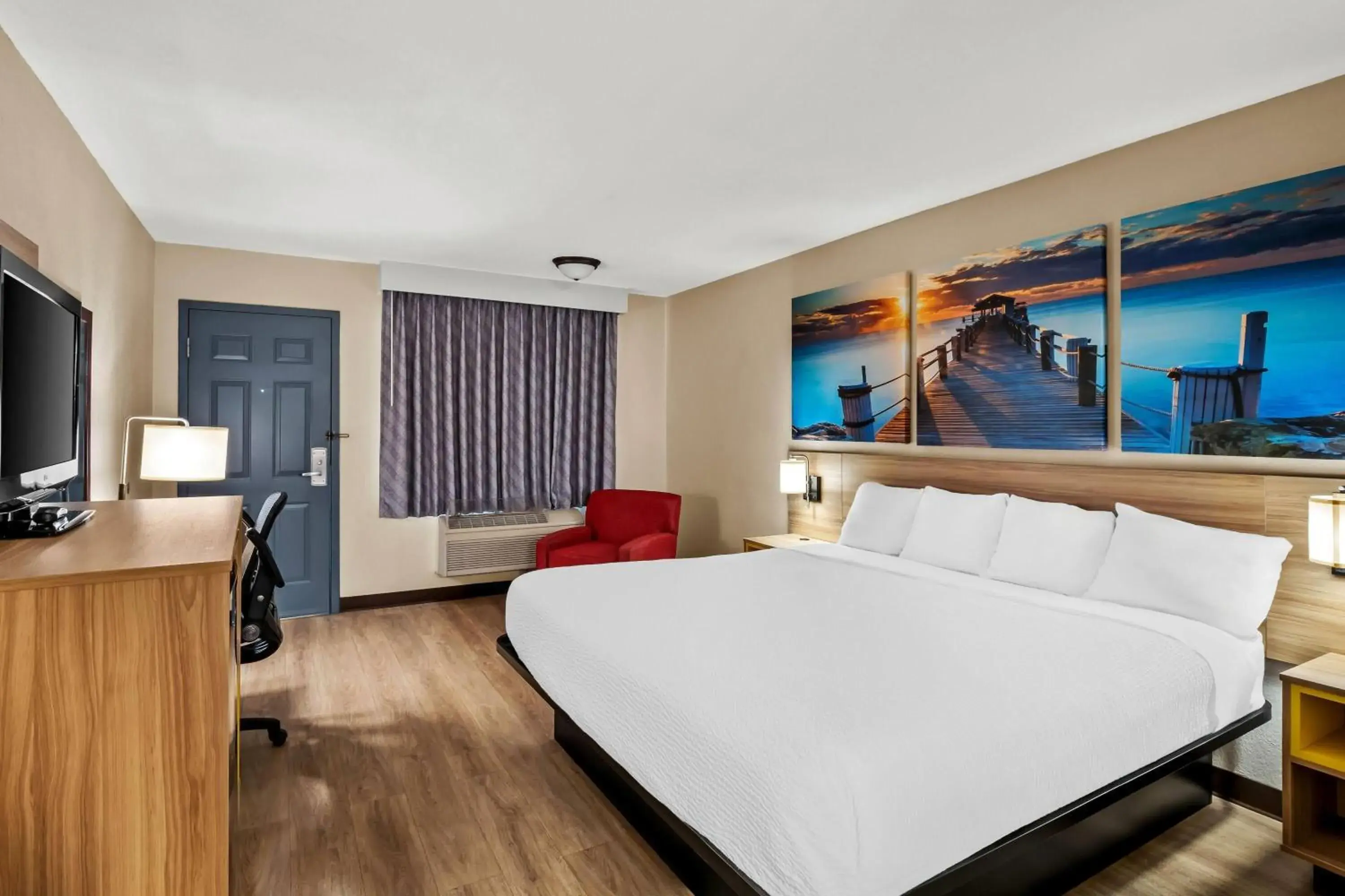 King Room - Mobility Access/Non-Smoking in Days Inn by Wyndham Whitmore Lake Near Ann Arbor And Brighton King Room - Mobility Access/Non-Smoking in Days Inn by Wyndham Whitmore Lake Near Ann Arbor And Brighton