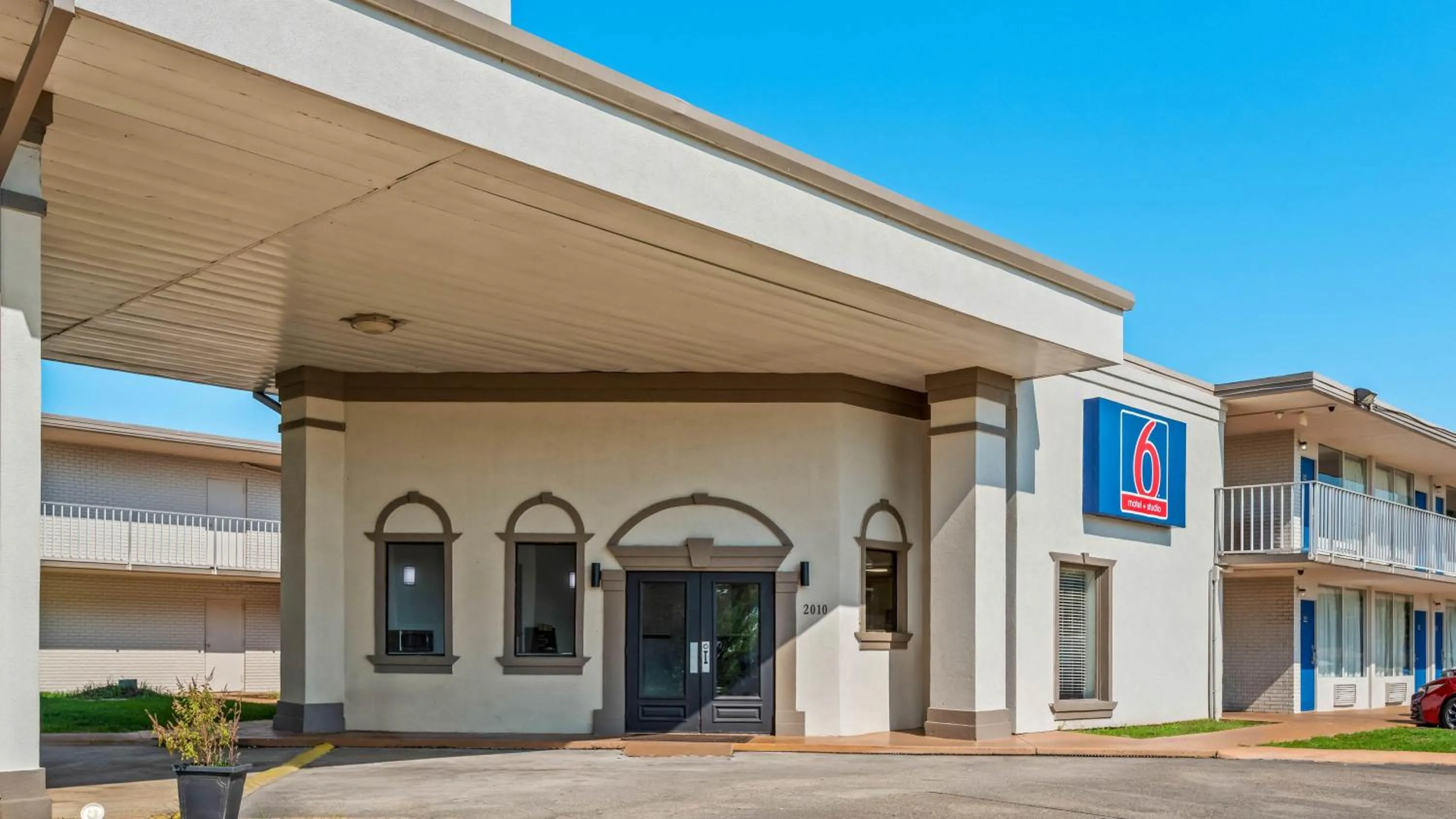 Property building in Motel 6 Hammond, LA – I 12 – I 55