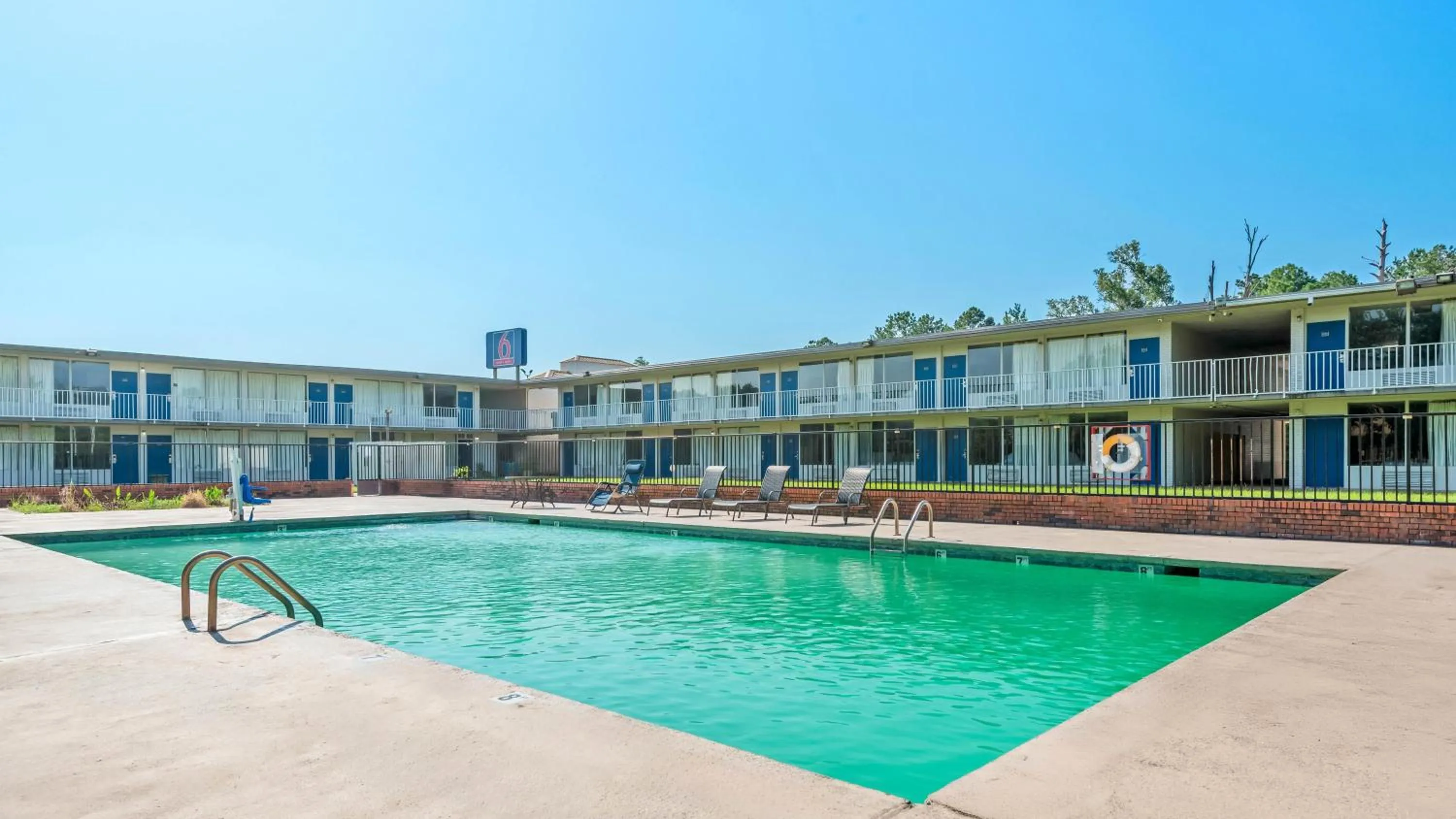 Pool view in Motel 6 Hammond, LA – I 12 – I 55