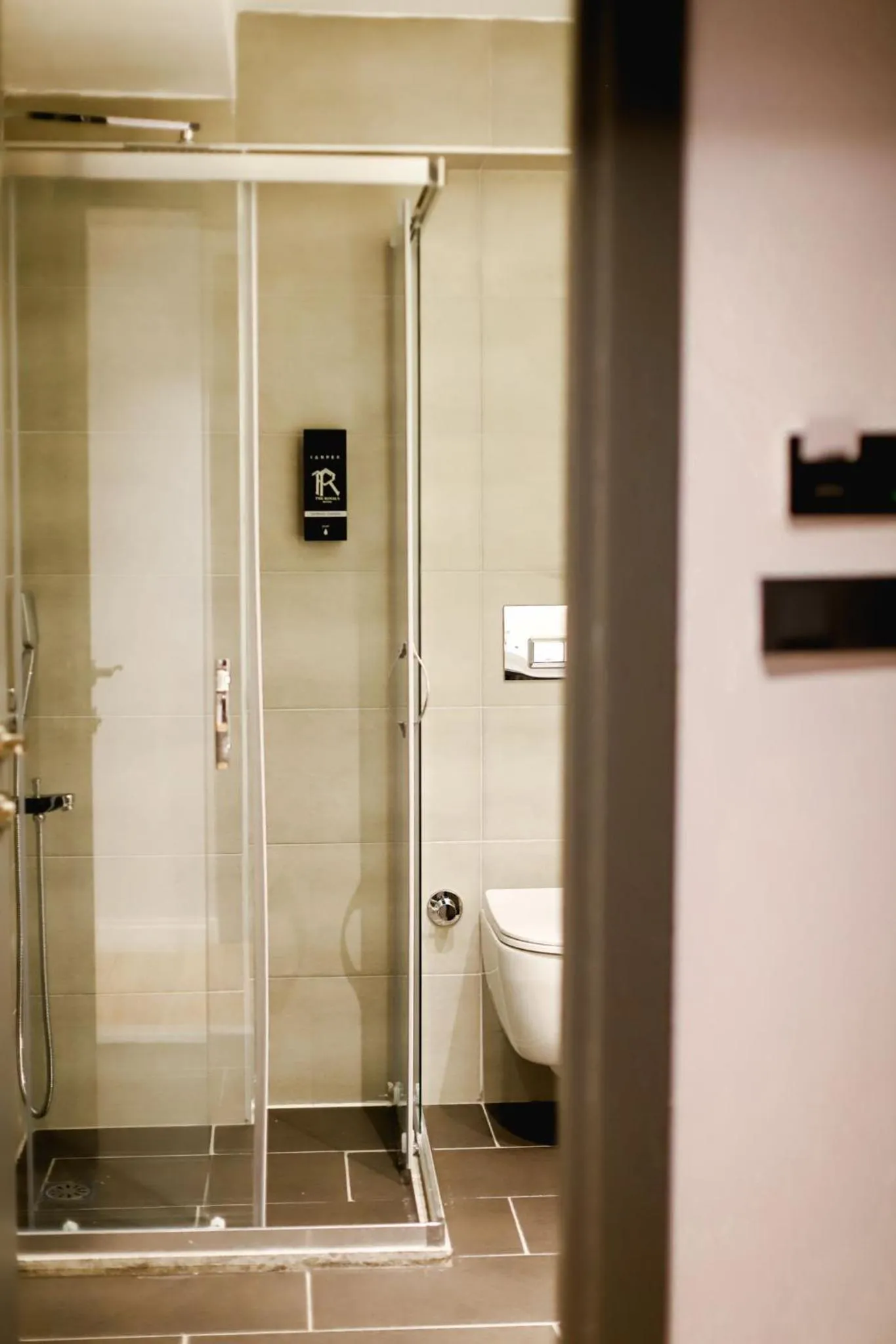 Shower in THE ROYALS HOTEL