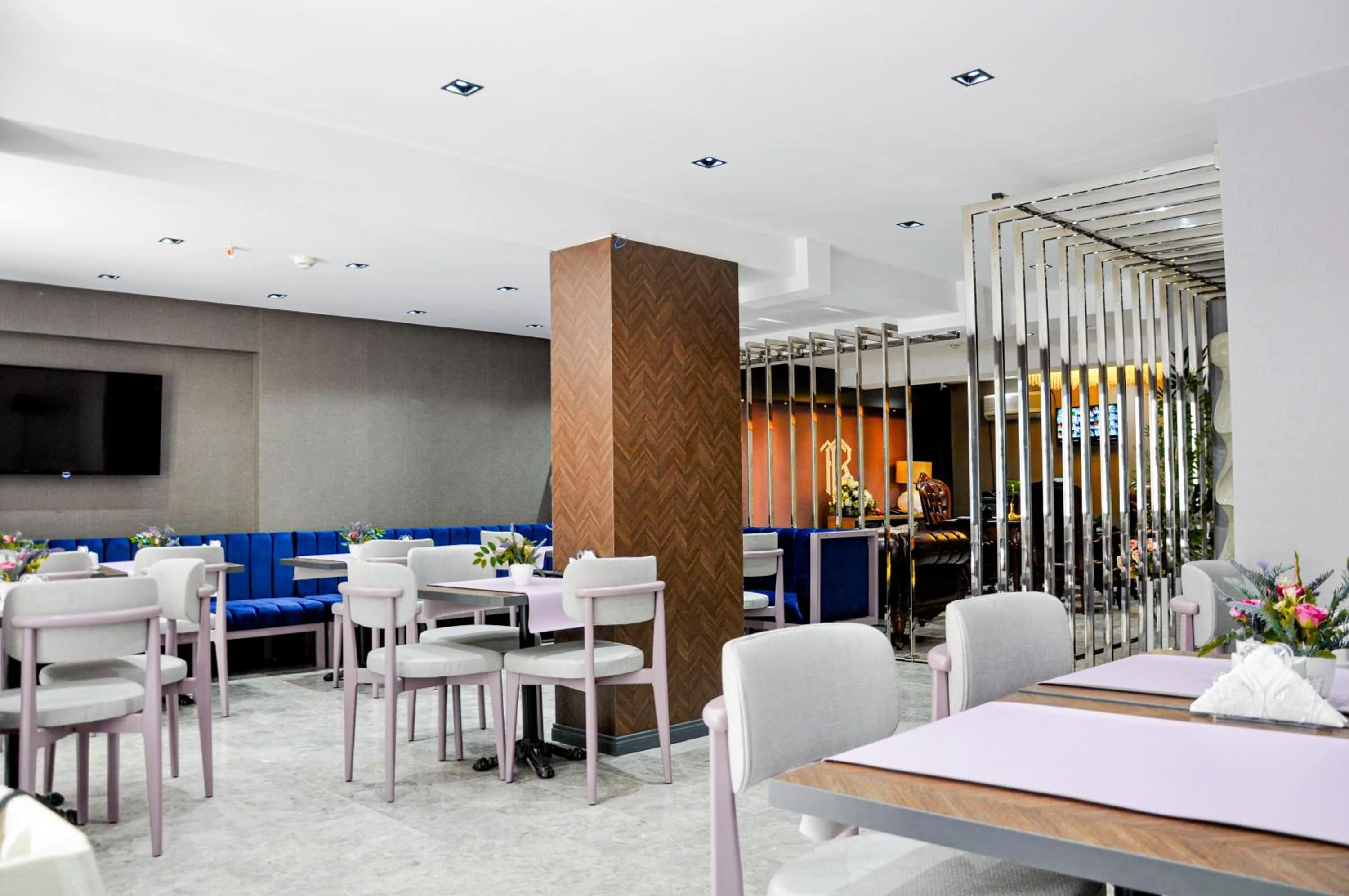 Restaurant/places to eat in THE ROYALS HOTEL