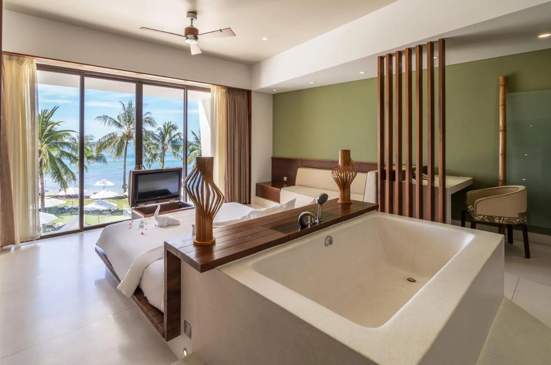 Bath, Bed in The Shells Resort & Spa Phu Quoc