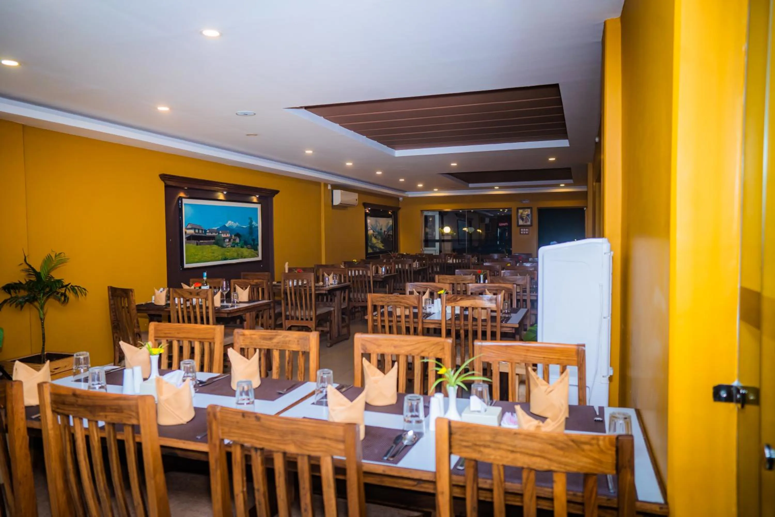 Restaurant/places to eat in Hotel Crown Himalayas