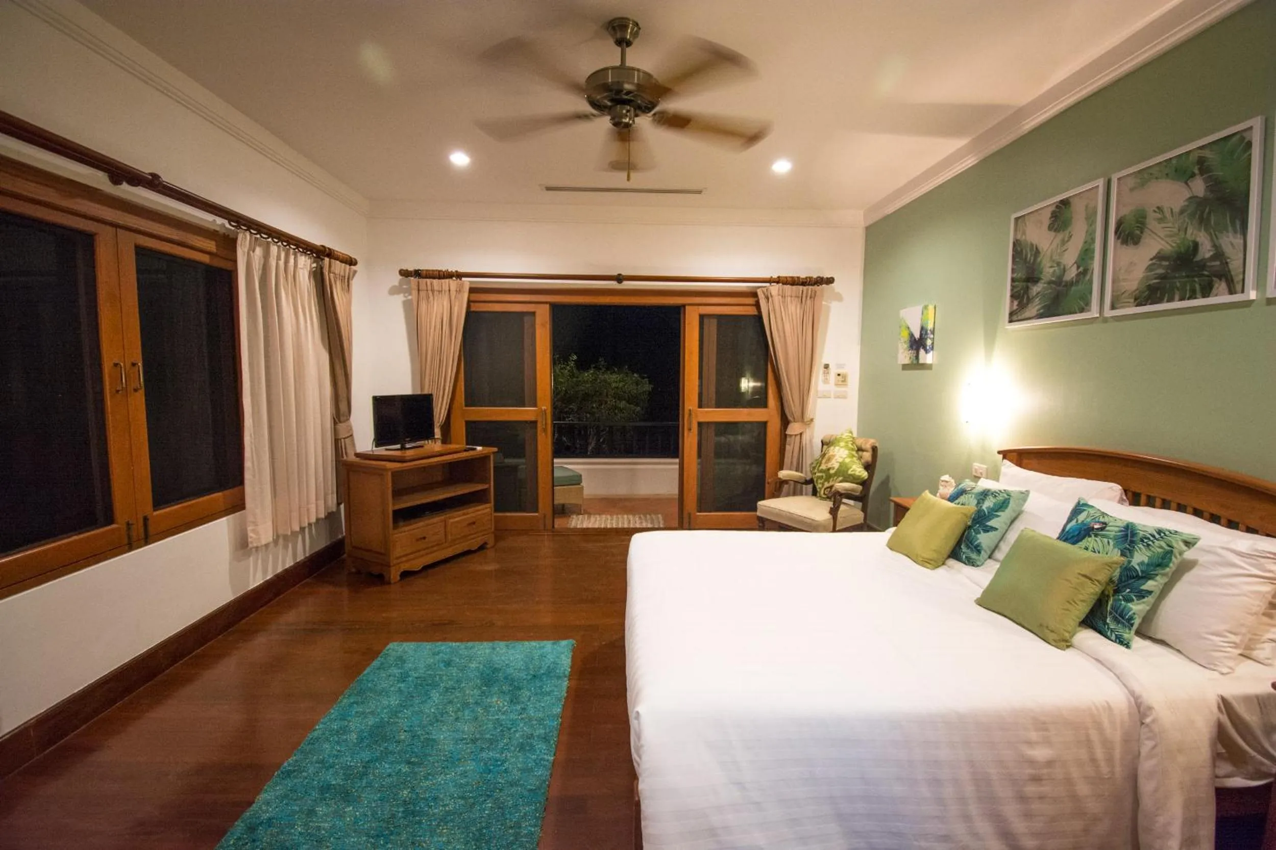 Bedroom, Bed in Villa Oriole