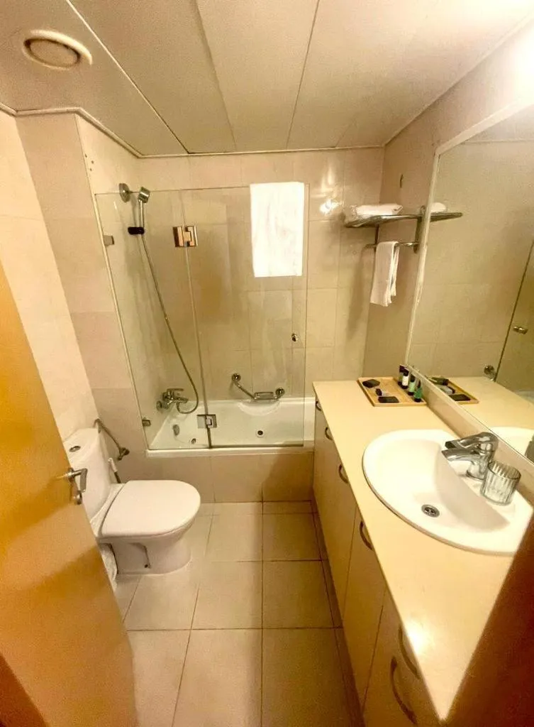 Bathroom in Okeanos Bmarina