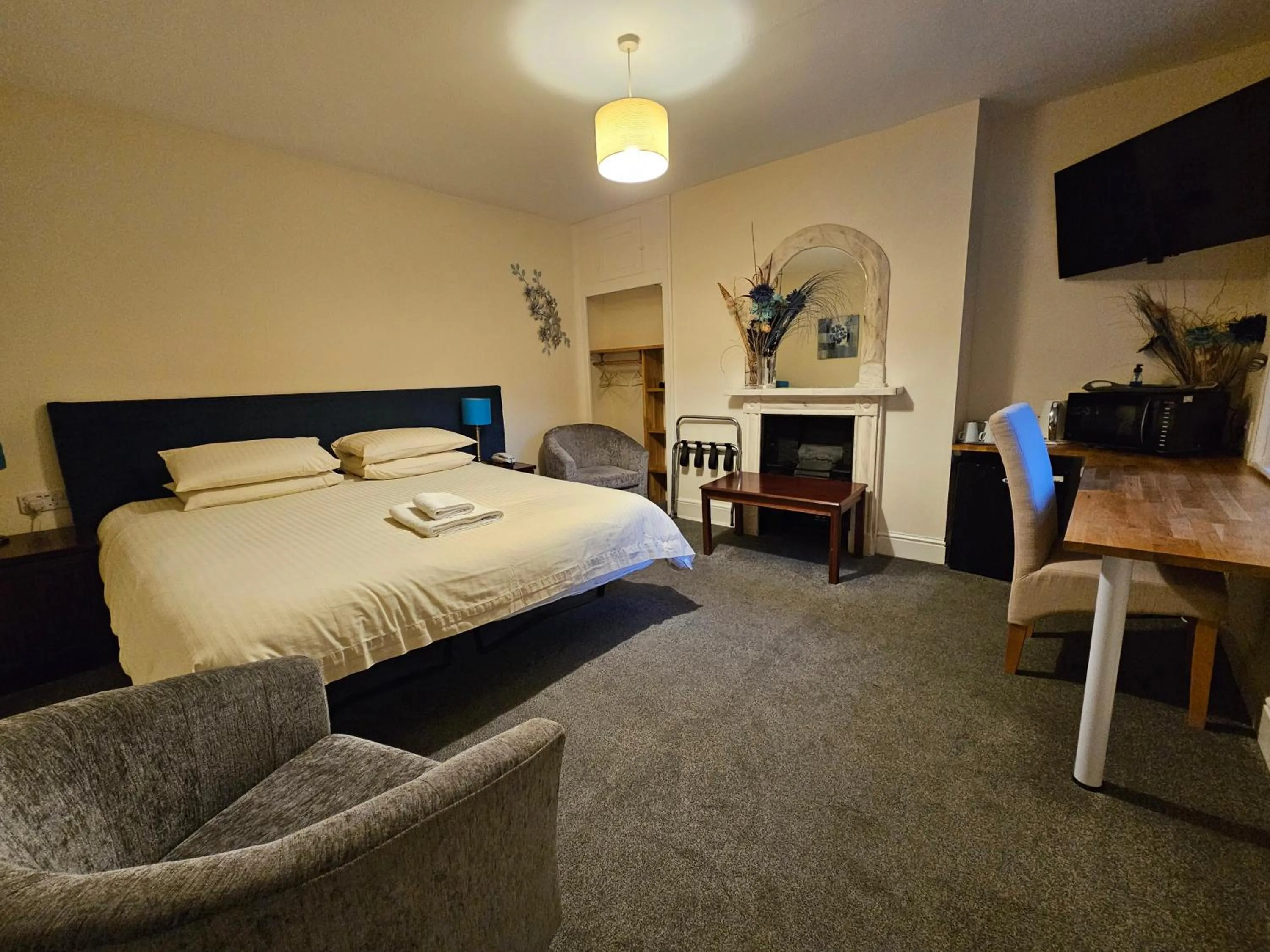 Bedroom, Bed in Edward Hotel