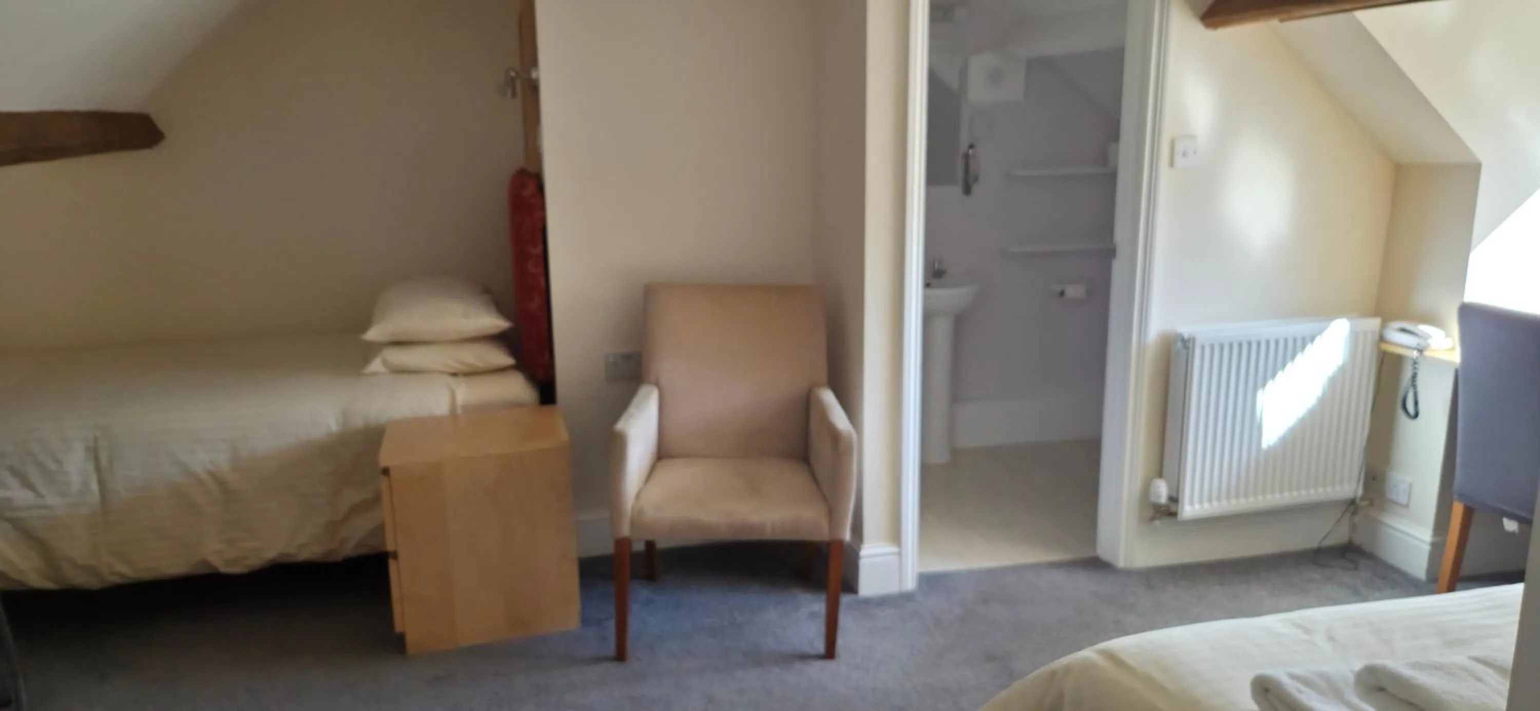 Bedroom, Bed in Edward Hotel