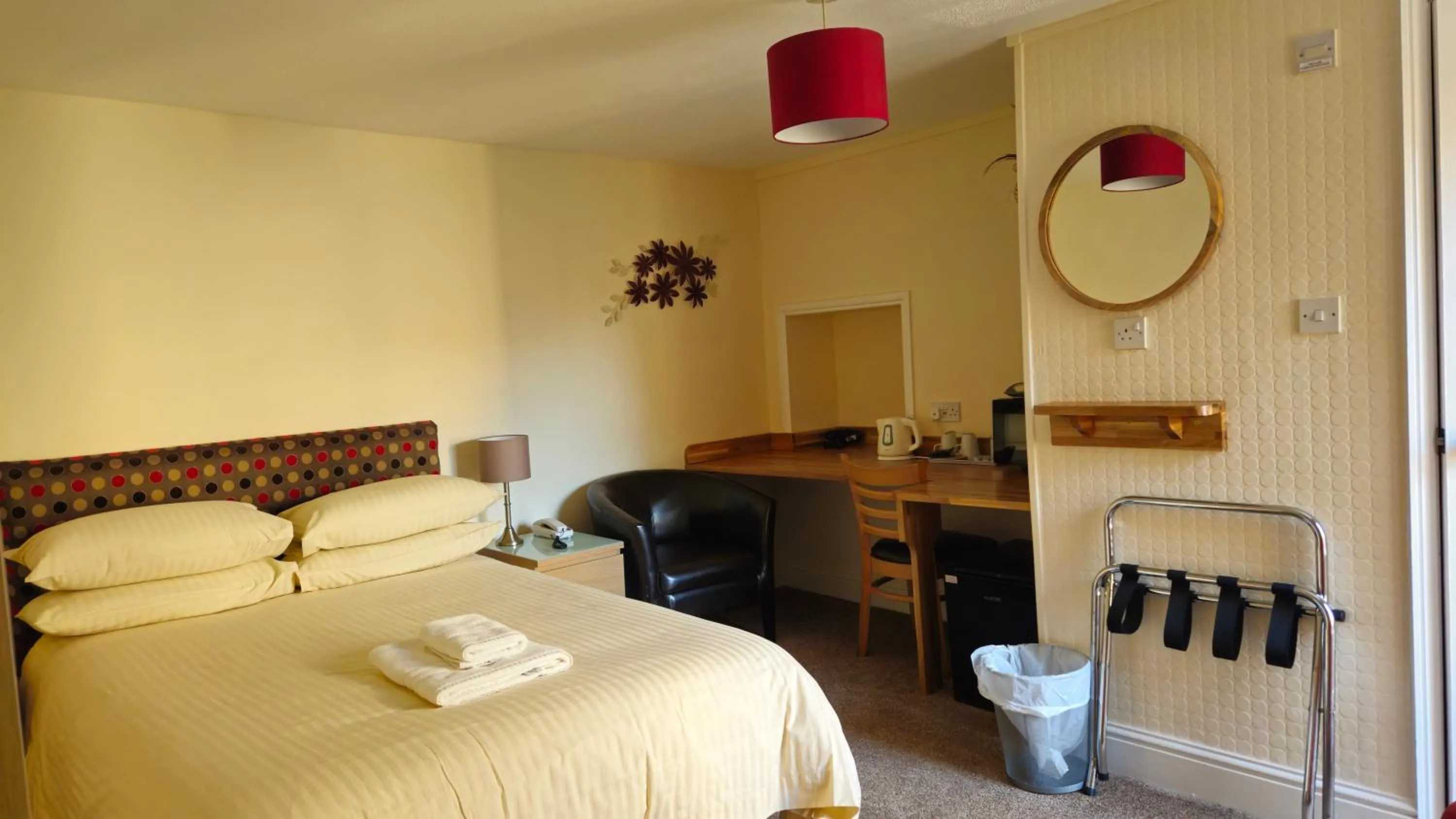 Bedroom, Bed in Edward Hotel