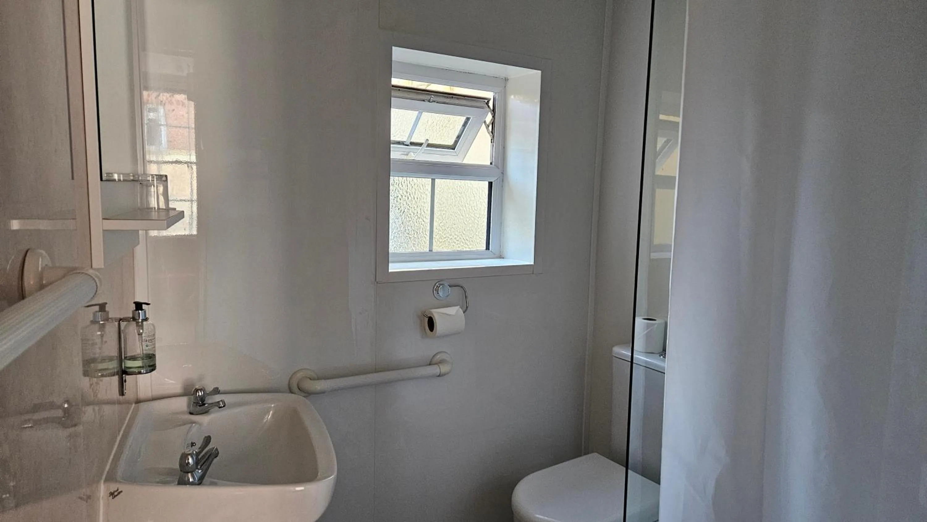 Bathroom in Edward Hotel