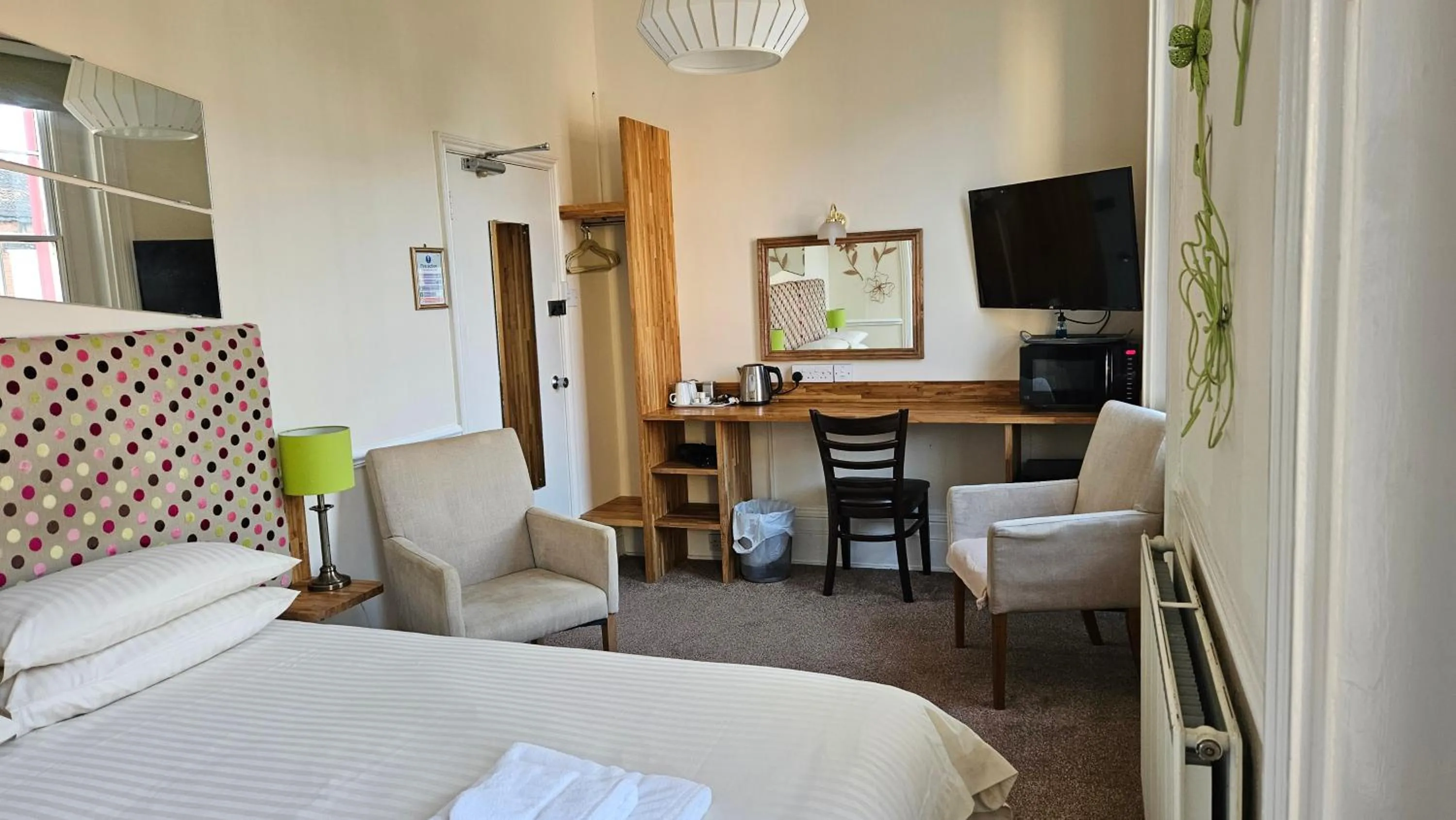 Bedroom, Bed in Edward Hotel