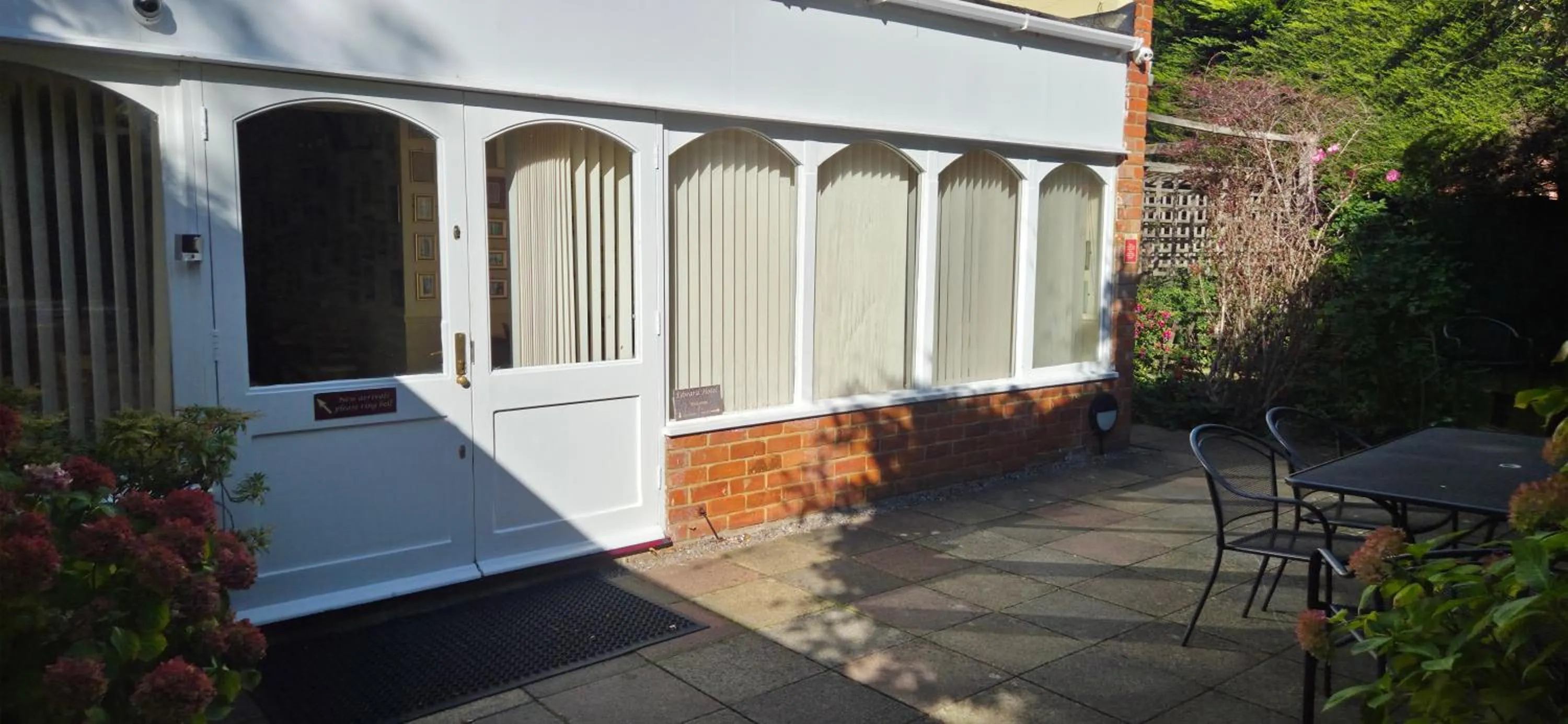 Facade/entrance in Edward Hotel