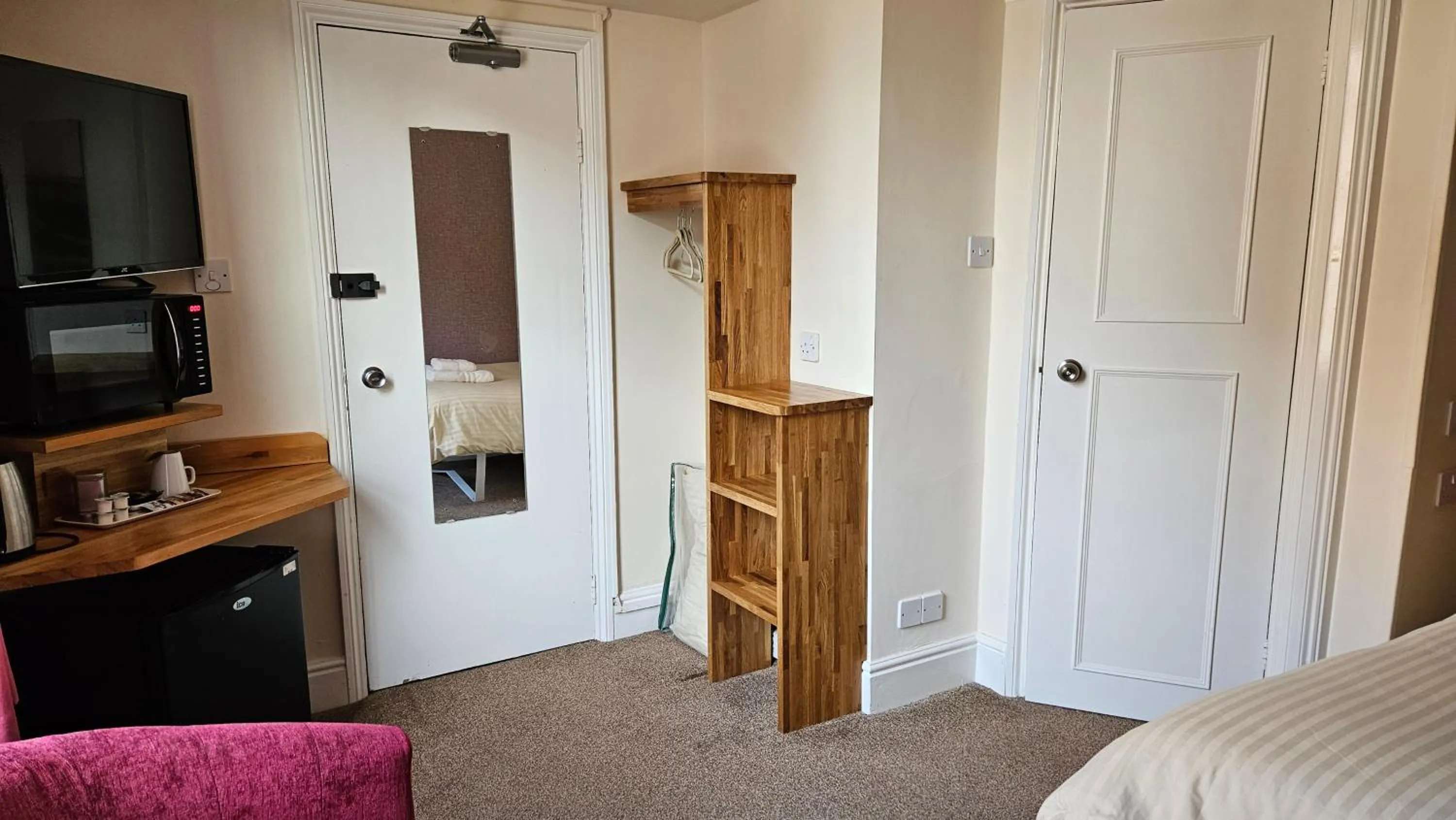 Bedroom, Bed in Edward Hotel