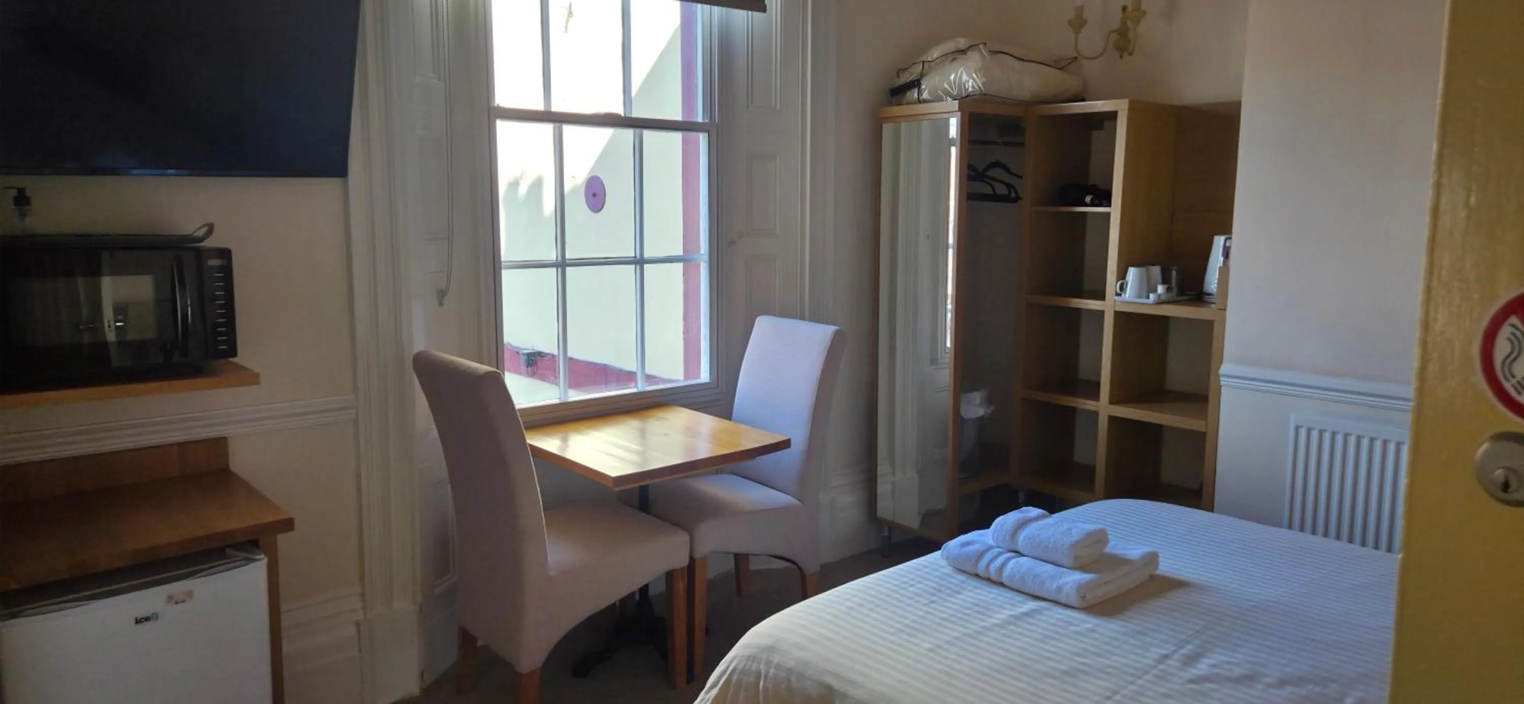 Bedroom, Bed in Edward Hotel