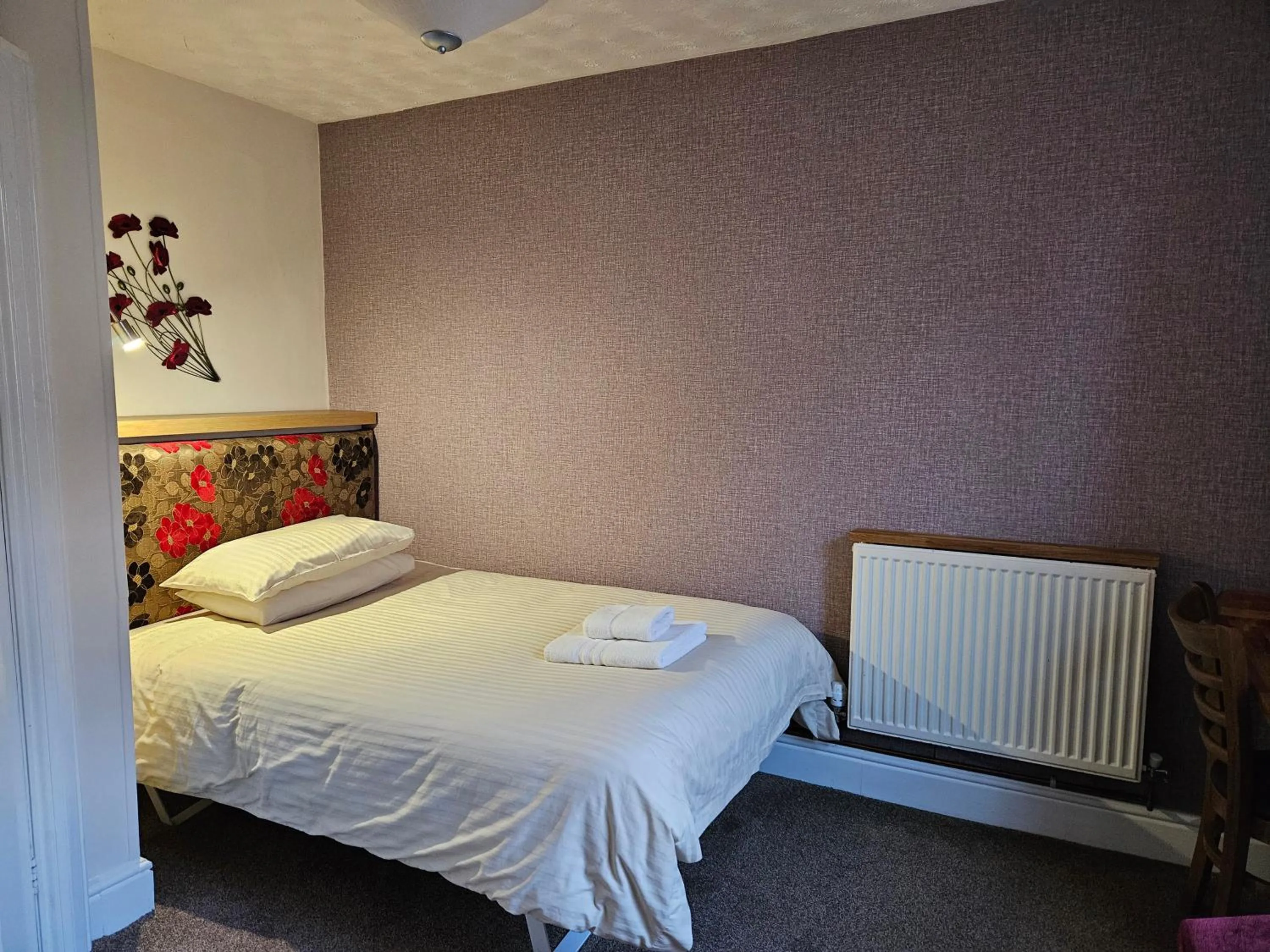 Bedroom, Bed in Edward Hotel