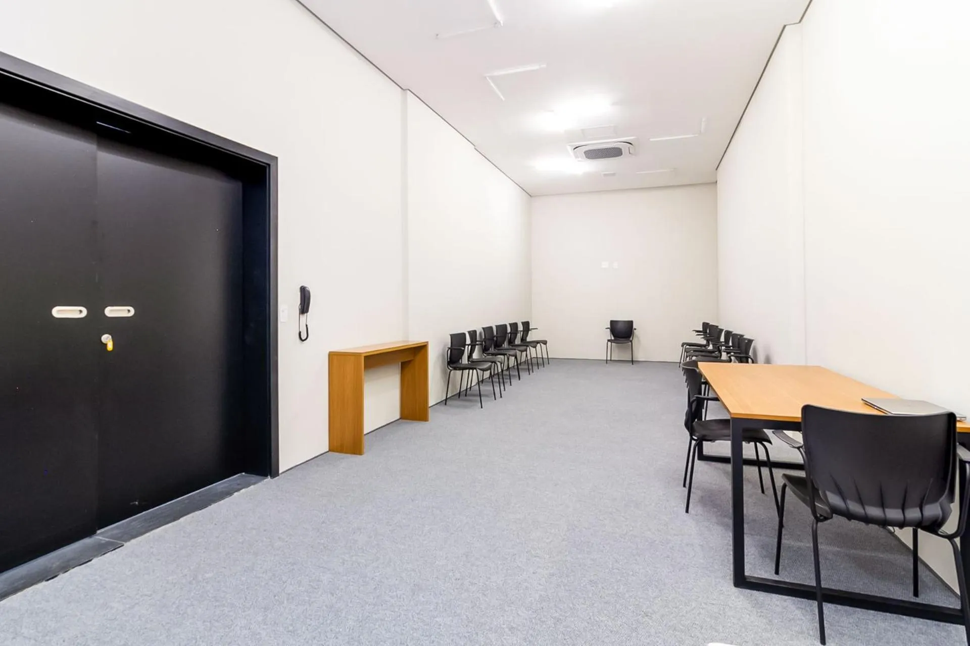 Meeting/conference room in 360 VN Ueno by Housi