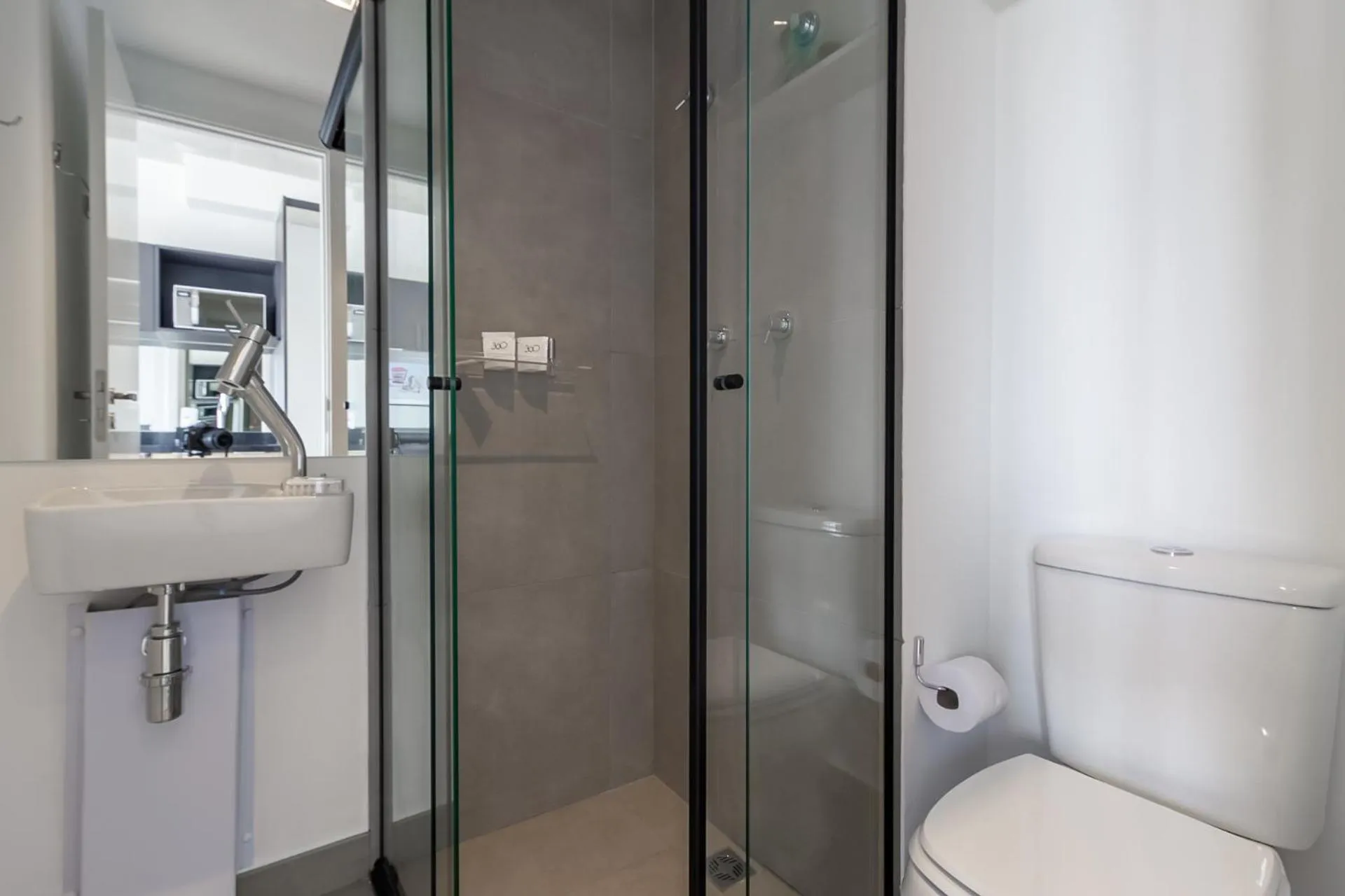 Bathroom in 360 VN Ueno by Housi