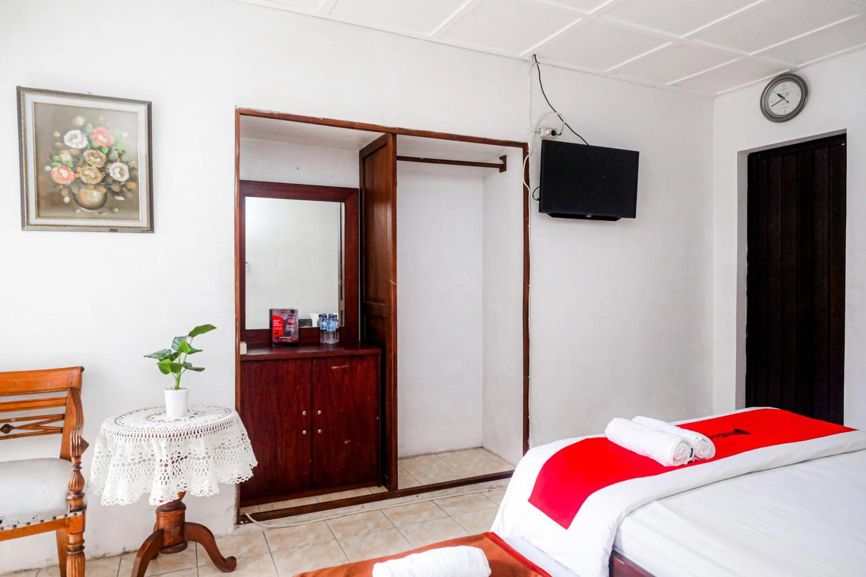 Bedroom, Bed in Reddoorz Syariah near Wijilan Yogyakarta