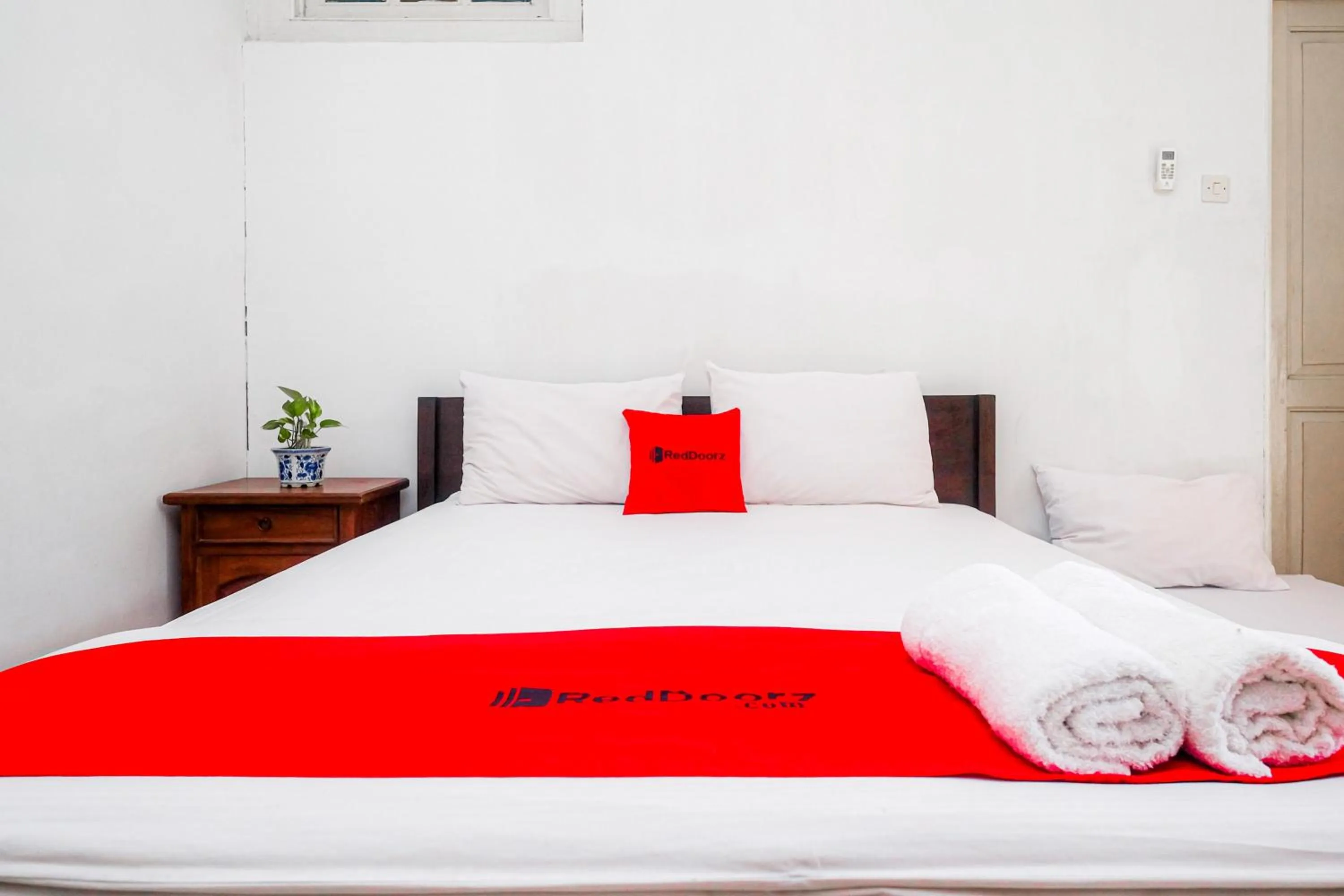 Bedroom, Bed in Reddoorz Syariah near Wijilan Yogyakarta