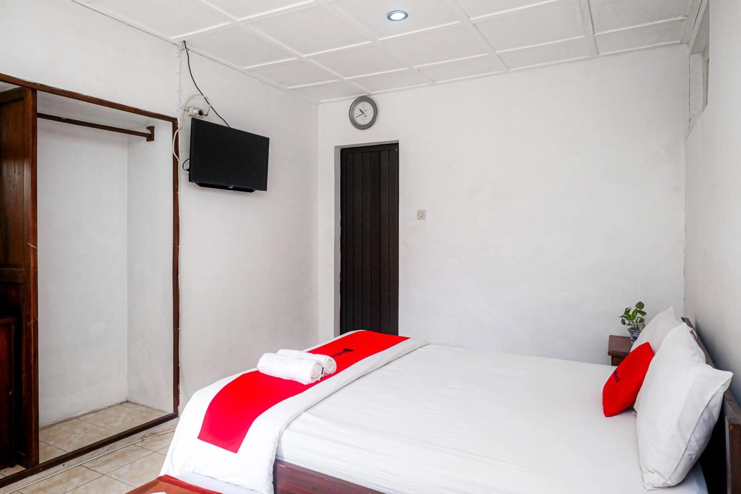 Bedroom, Bed in Reddoorz Syariah near Wijilan Yogyakarta