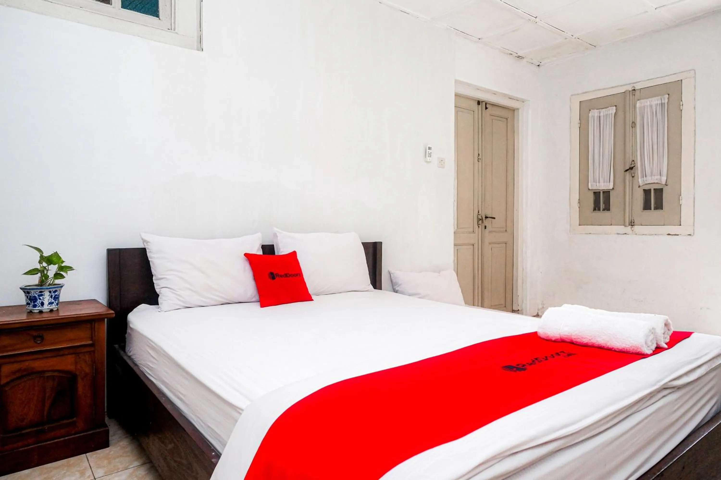 Bedroom, Bed in Reddoorz Syariah near Wijilan Yogyakarta