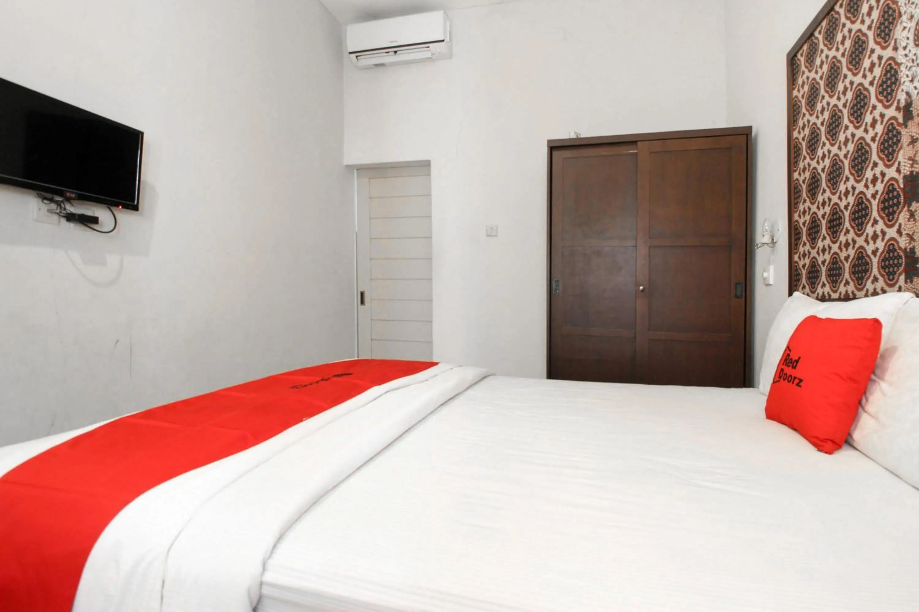 Bedroom, Bed in Reddoorz Syariah near Wijilan Yogyakarta