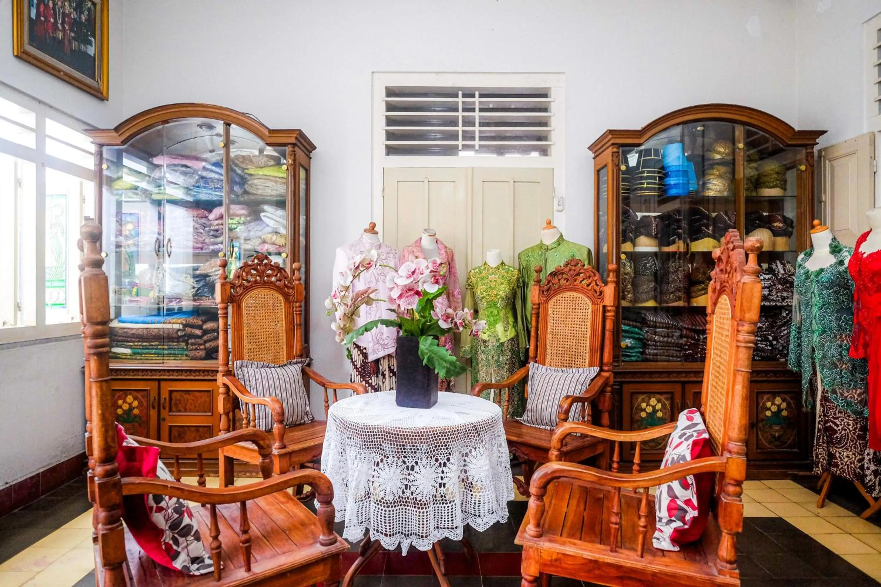 Seating area in Reddoorz Syariah near Wijilan Yogyakarta
