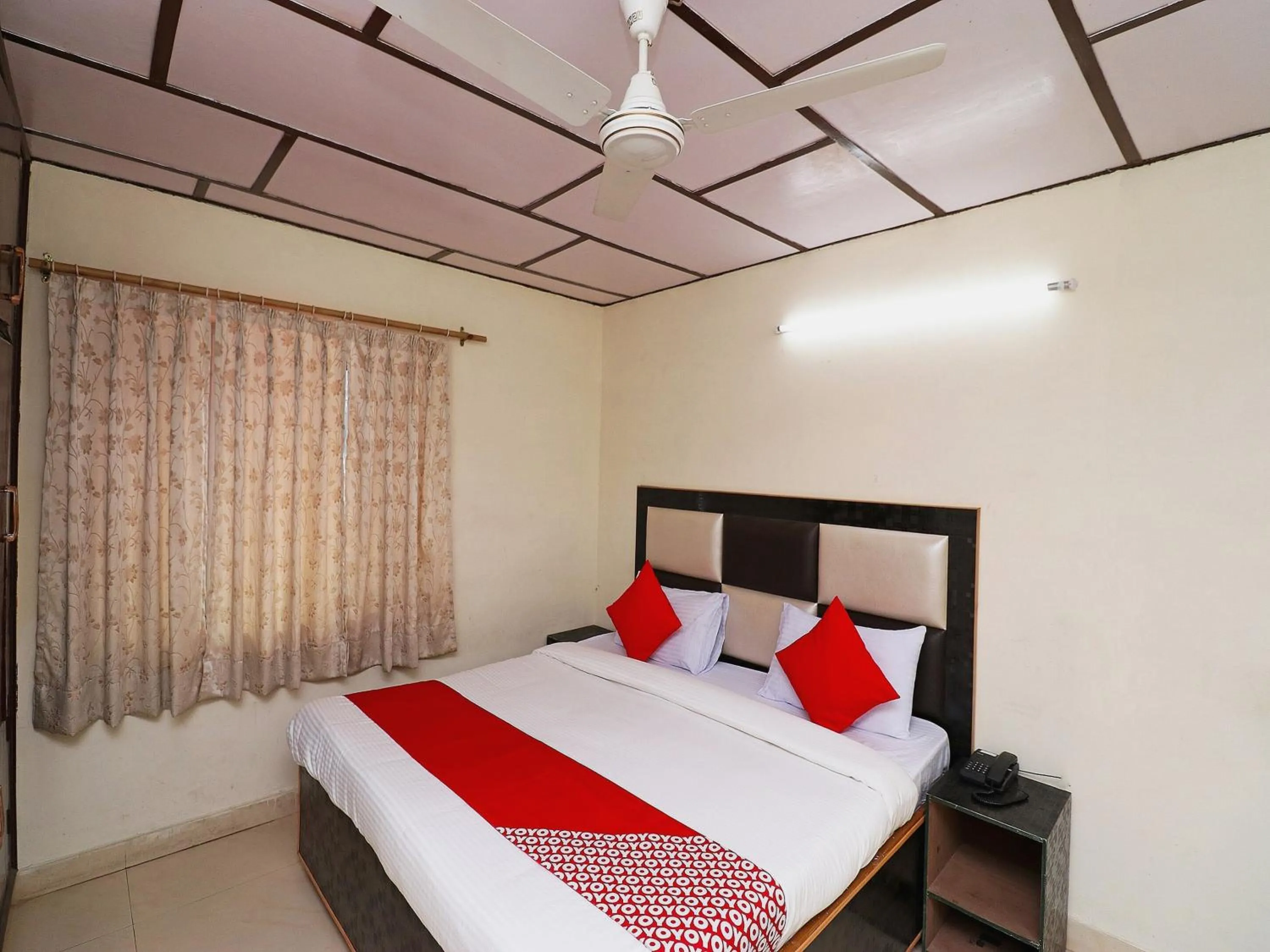 Bedroom, Bed in Hotel O Country Lodge