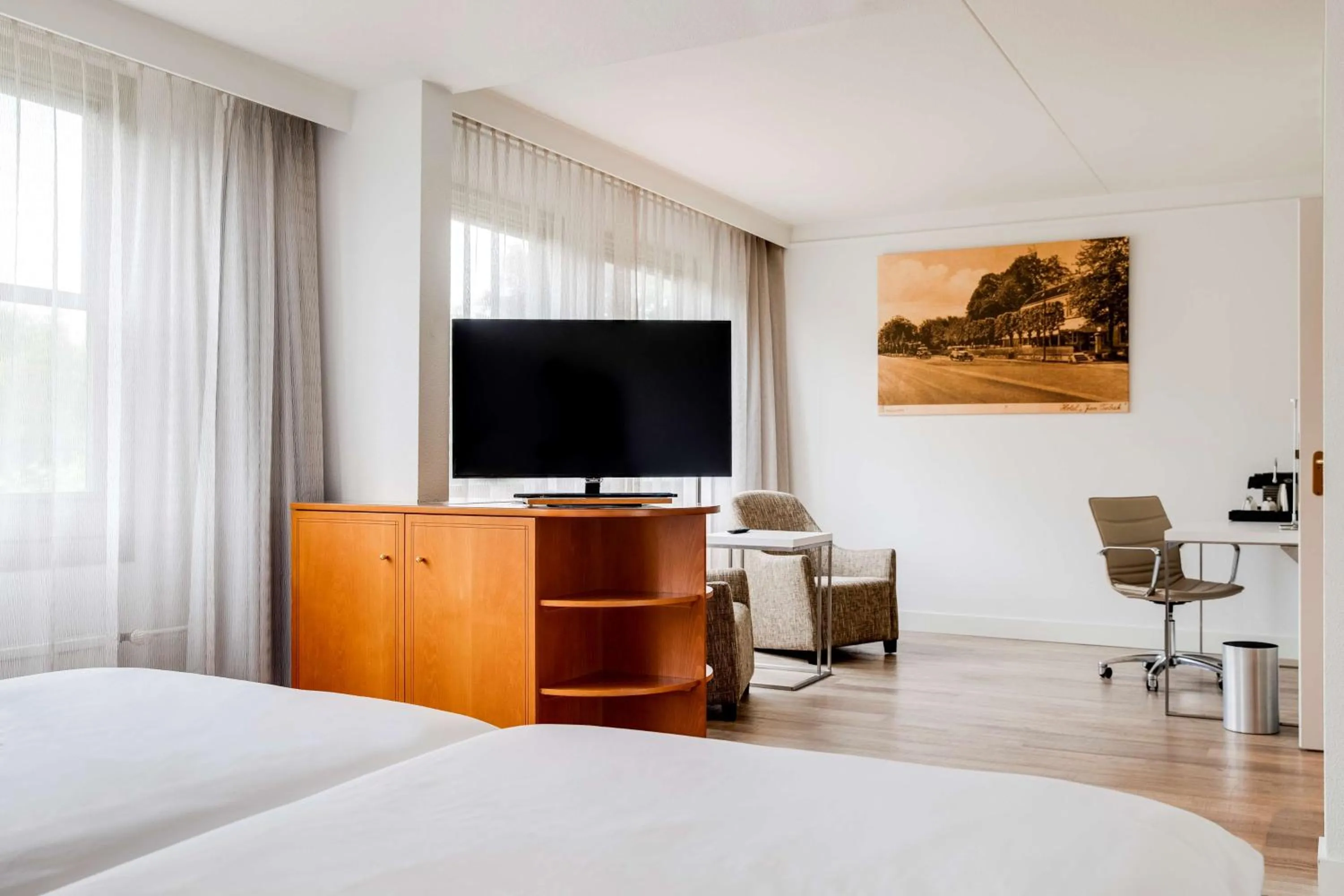 Photo of the whole room, Bed in NH Bussum Jan Tabak
