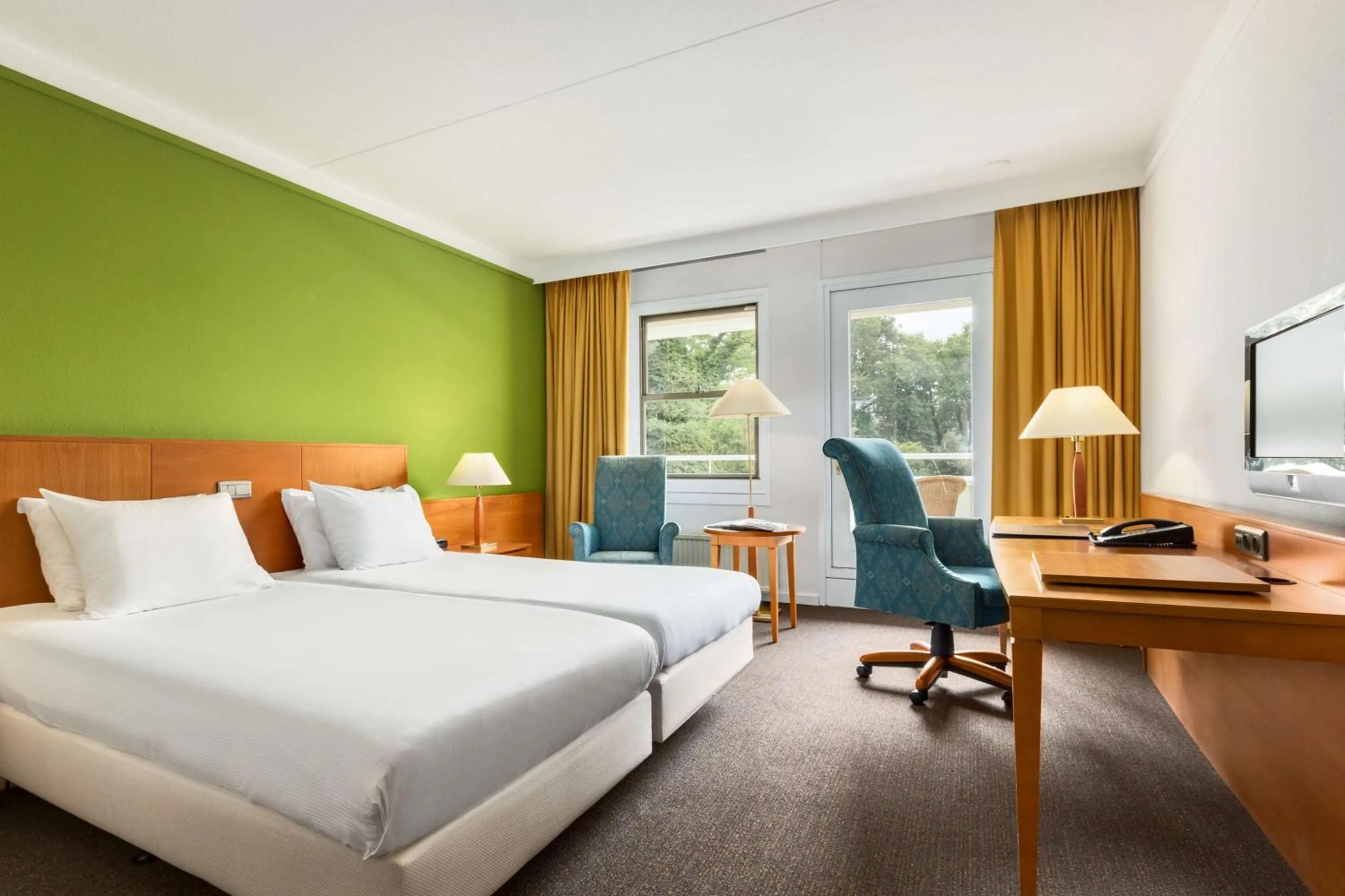 Photo of the whole room, Bed in NH Bussum Jan Tabak