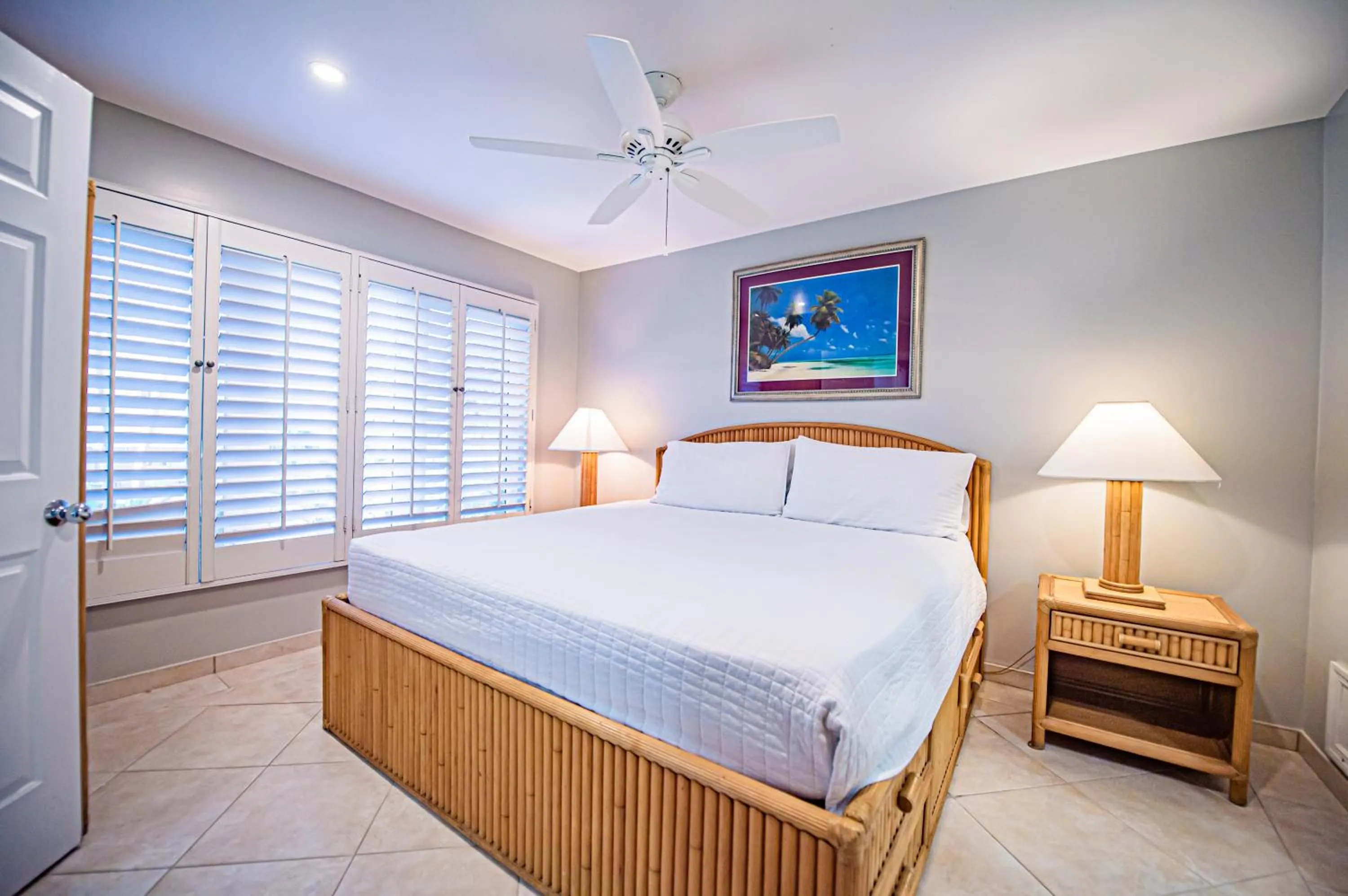 Bedroom, Bed in Seven Mile Beach Resort