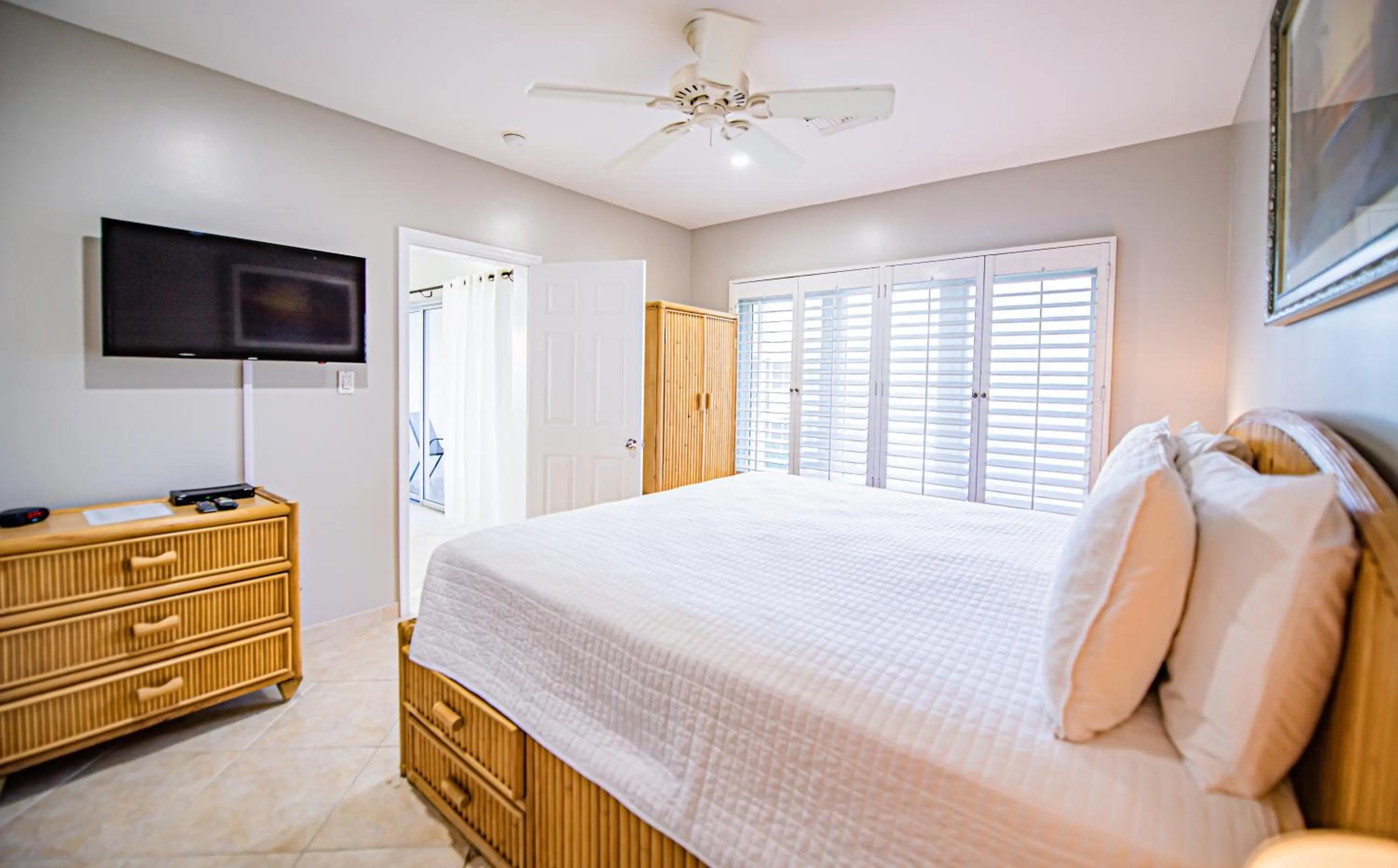 Bedroom, Bed in Seven Mile Beach Resort
